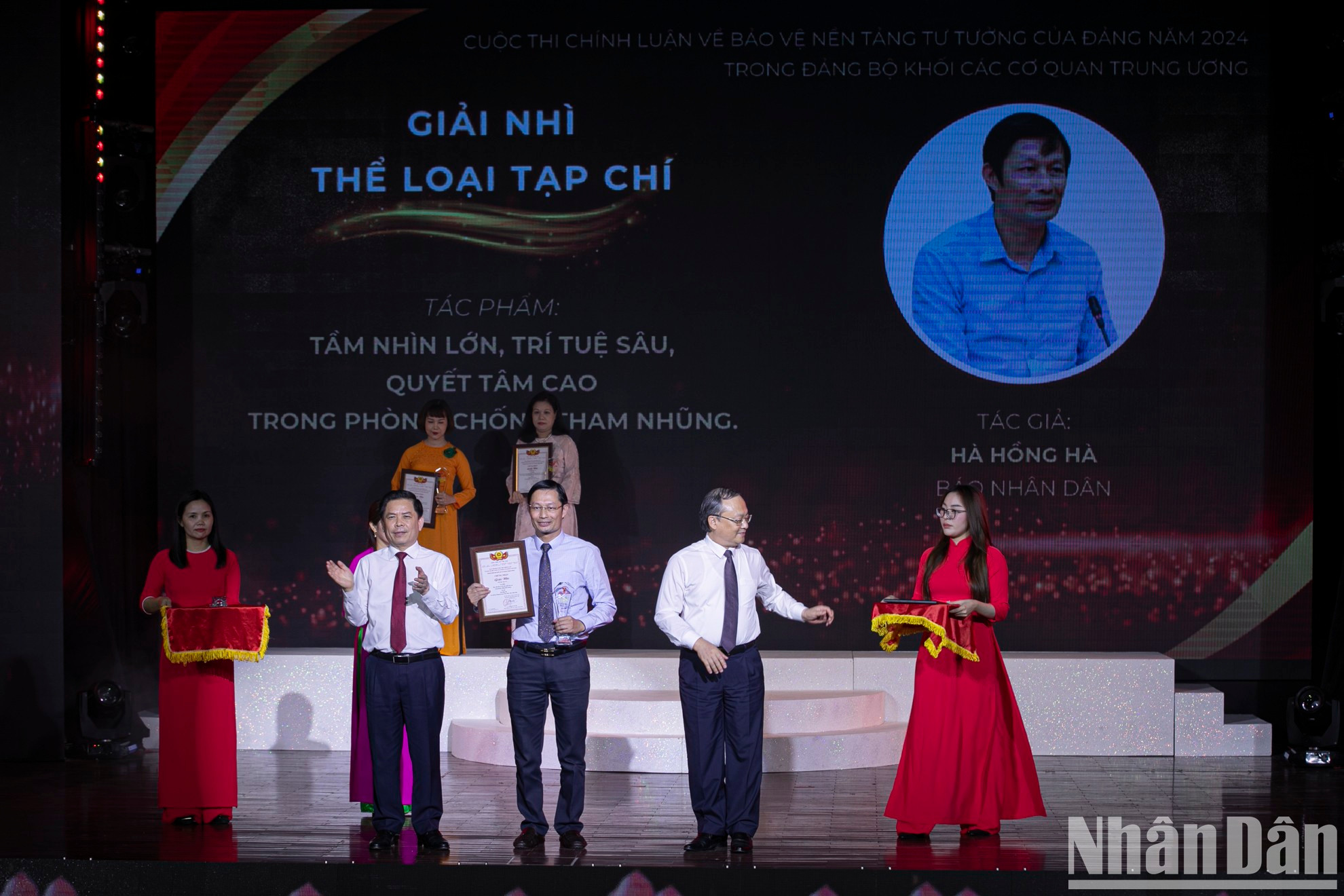 El autor Ha Hong Ha, del periódico Nhan Dan, recibe el segundo premio en la categoría de Revista.