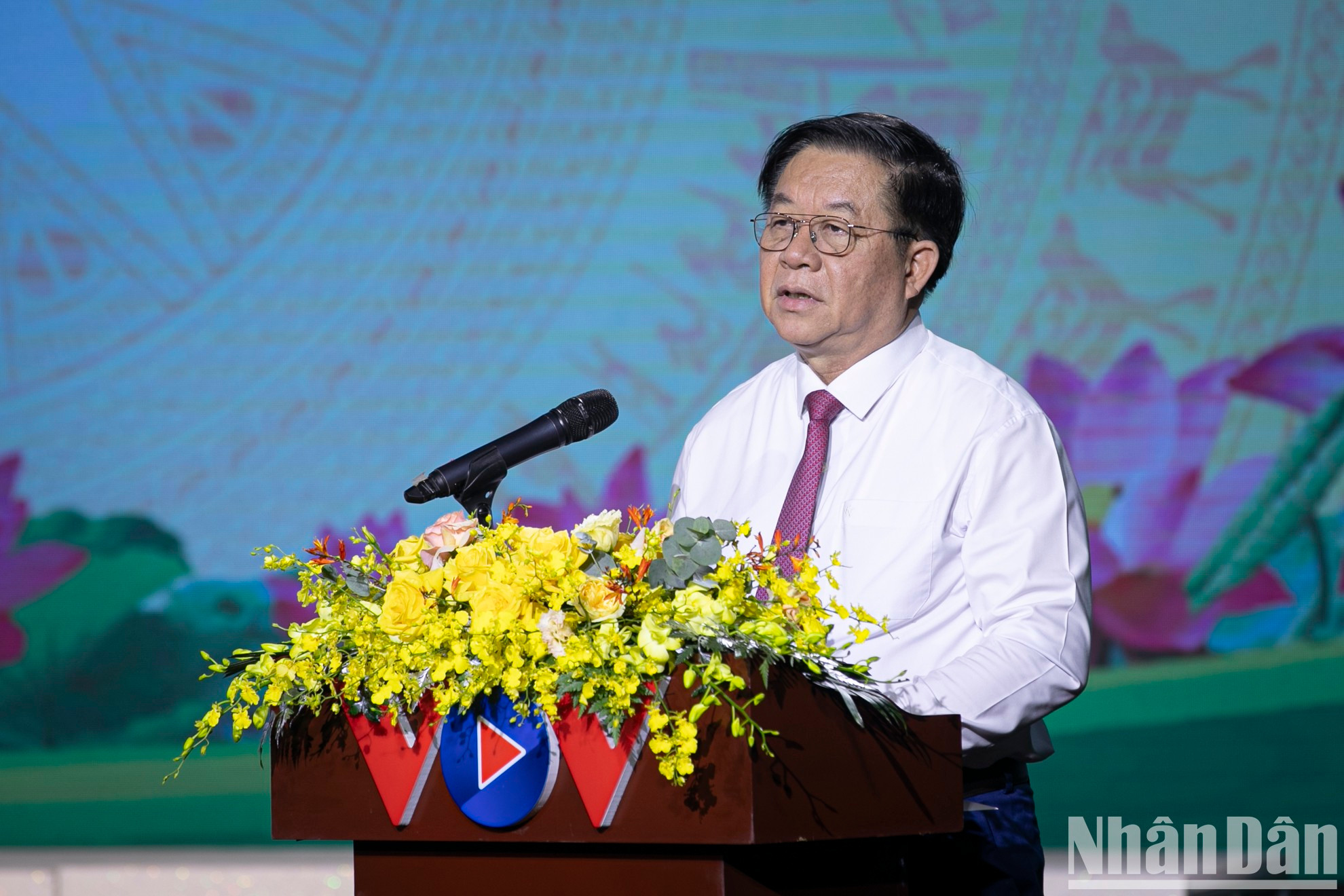 Trong Nghia interviene en el acto.