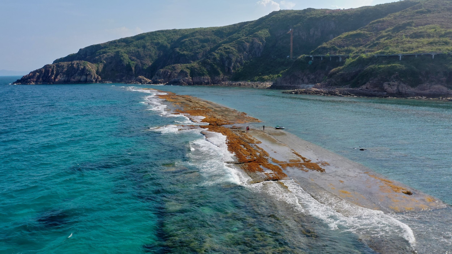 Los investigadores indagaron con diligencia en los libros antiguos, pero no encontraron constancia de este misterioso muro. Los investigadores indagaron con diligencia en los libros antiguos, pero no encontraron constancia de este misterioso muro.