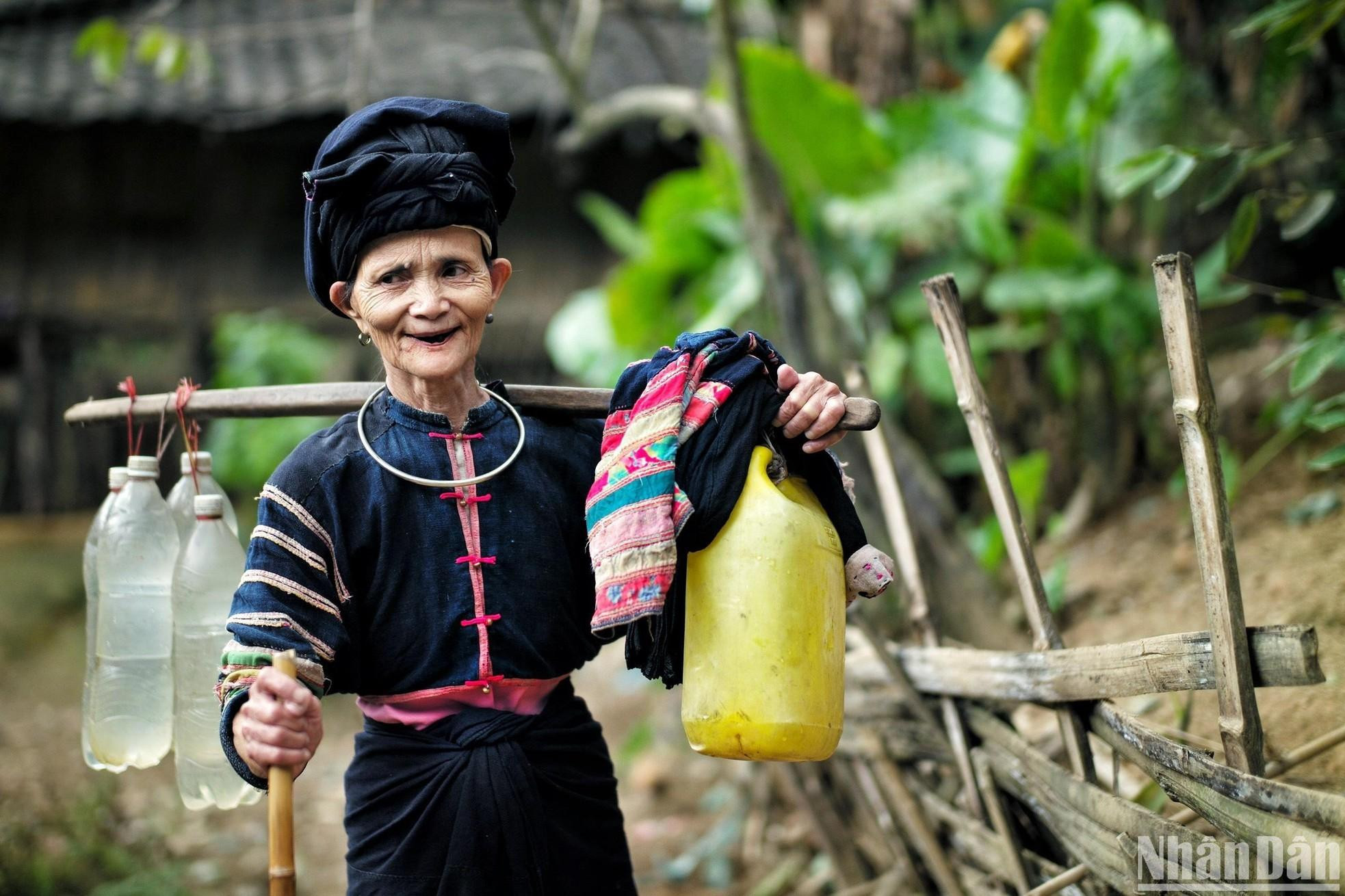 En los trajes de los Lo Lo Negro predomina ese color.