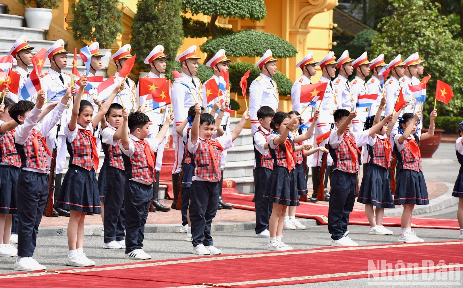 Niños capitalinos dan la bienvenida al primer ministro luxemburgués.