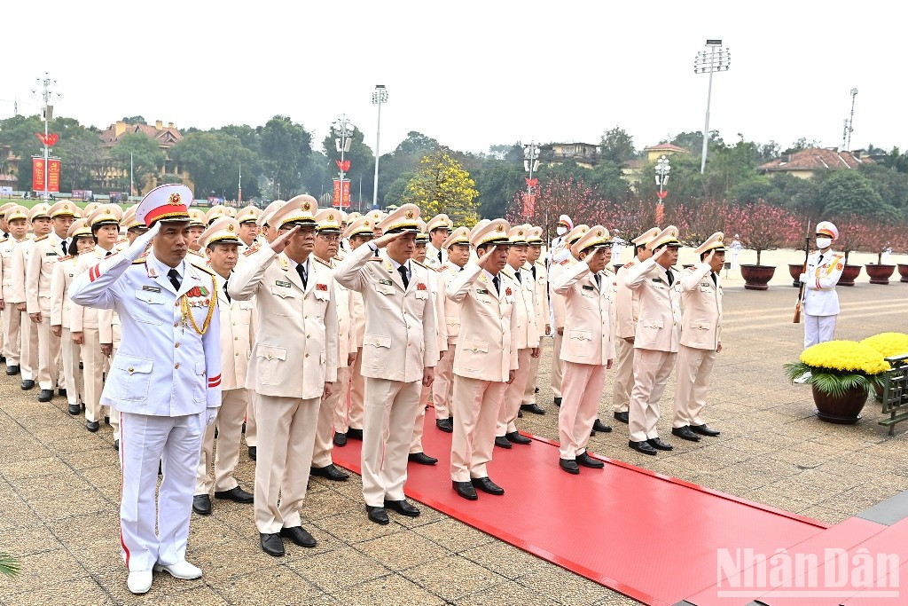 La delegación de la Comisión Central de Seguridad Pública y el Ministerio de Seguridad Pública rinde tributo al Presidente Ho Chi Minh.