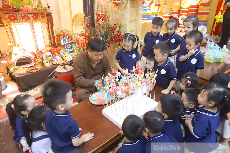 En la Ciudadela Imperial de Thang Long, los artesanos hacen juguetes típicos del Festival de la Luna y los presentan a niños y turistas.