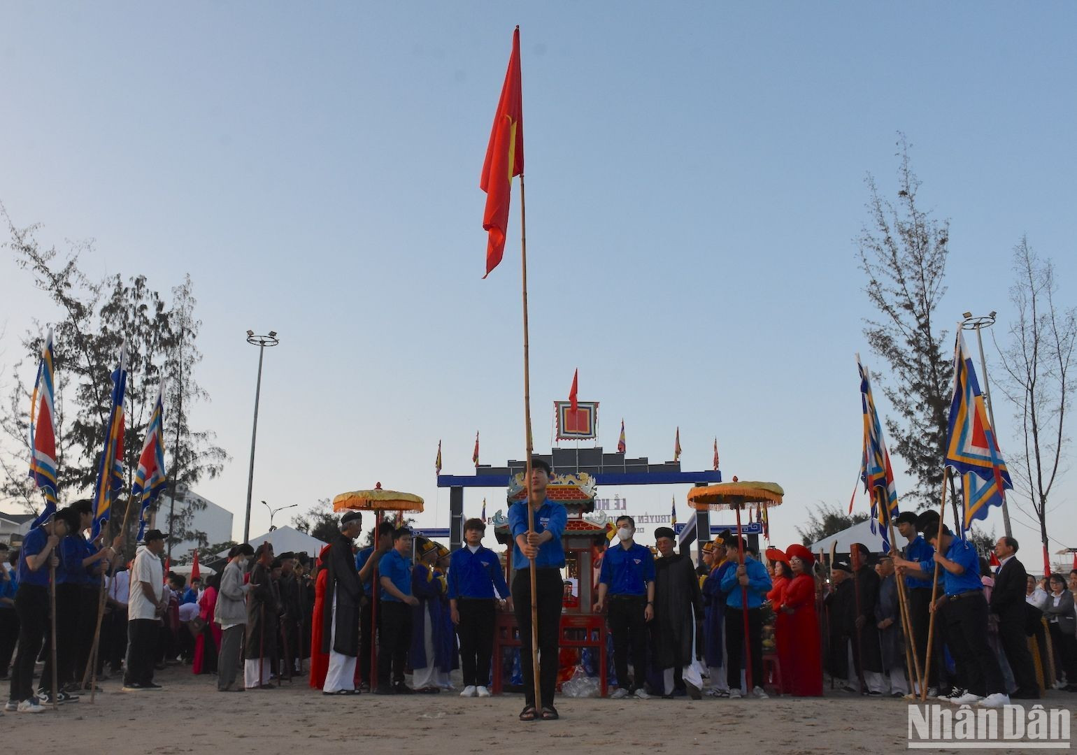 El ritual Nghinh Than (recepción al Dios) se celebra solemnemente esta mañana. El ritual Nghinh Than (recepción al Dios) se celebra solemnemente esta mañana.