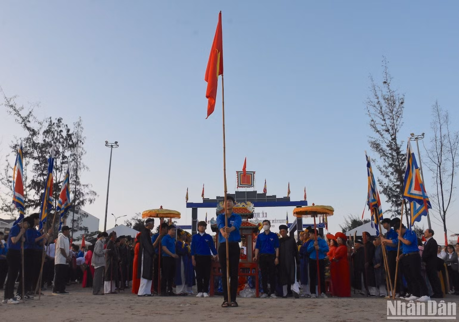 El ritual Nghinh Than (recepción al Dios) se celebra solemnemente esta mañana. El ritual Nghinh Than (recepción al Dios) se celebra solemnemente esta mañana.