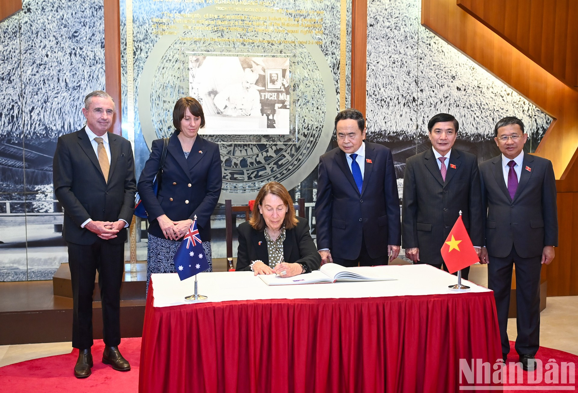 La dirigente australiana escribe en el libro de visitas en el salón memorial de la Asamblea Nacional vietnamita. La dirigente australiana escribe en el libro de visitas en el salón memorial de la Asamblea Nacional vietnamita.