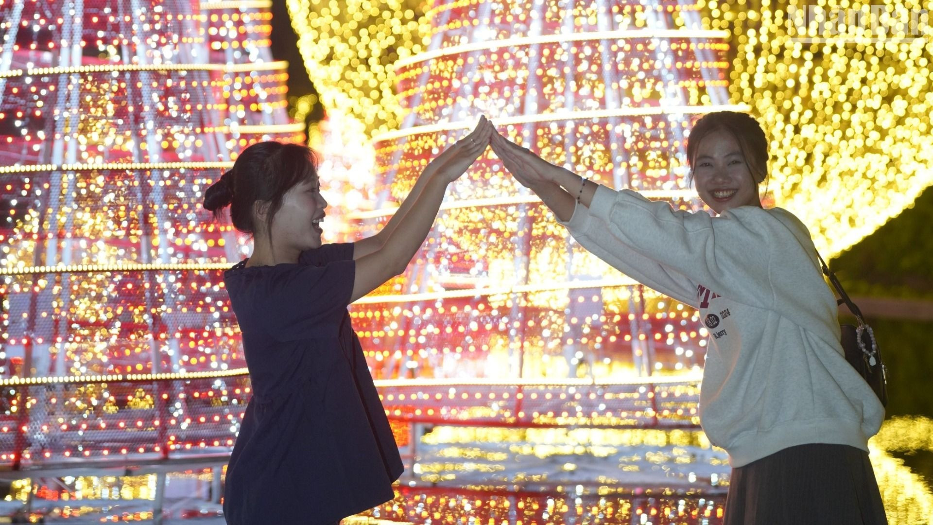 Lindos momentos de los jóvenes en el espléndido espacio navideño. Lindos momentos de los jóvenes en el espléndido espacio navideño.