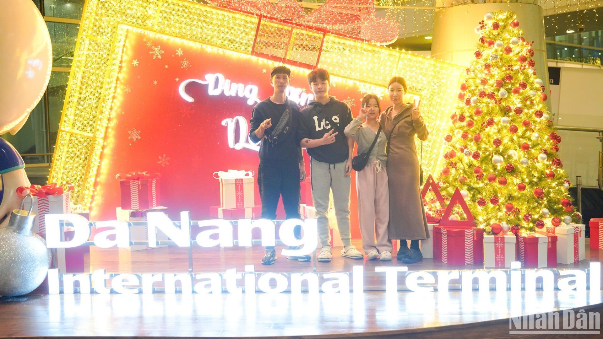 El aeródromo no es solo el punto de arranque para explorar la amigable, hospitalaria y hermosa ciudad de Da Nang, sino también un destino ideal para que los visitantes tomen las fotografías más bellas de la temporada navideña. El aeródromo no es solo el punto de arranque para explorar la amigable, hospitalaria y hermosa ciudad de Da Nang, sino también un destino ideal para que los visitantes tomen las fotografías más bellas de la temporada navideña.