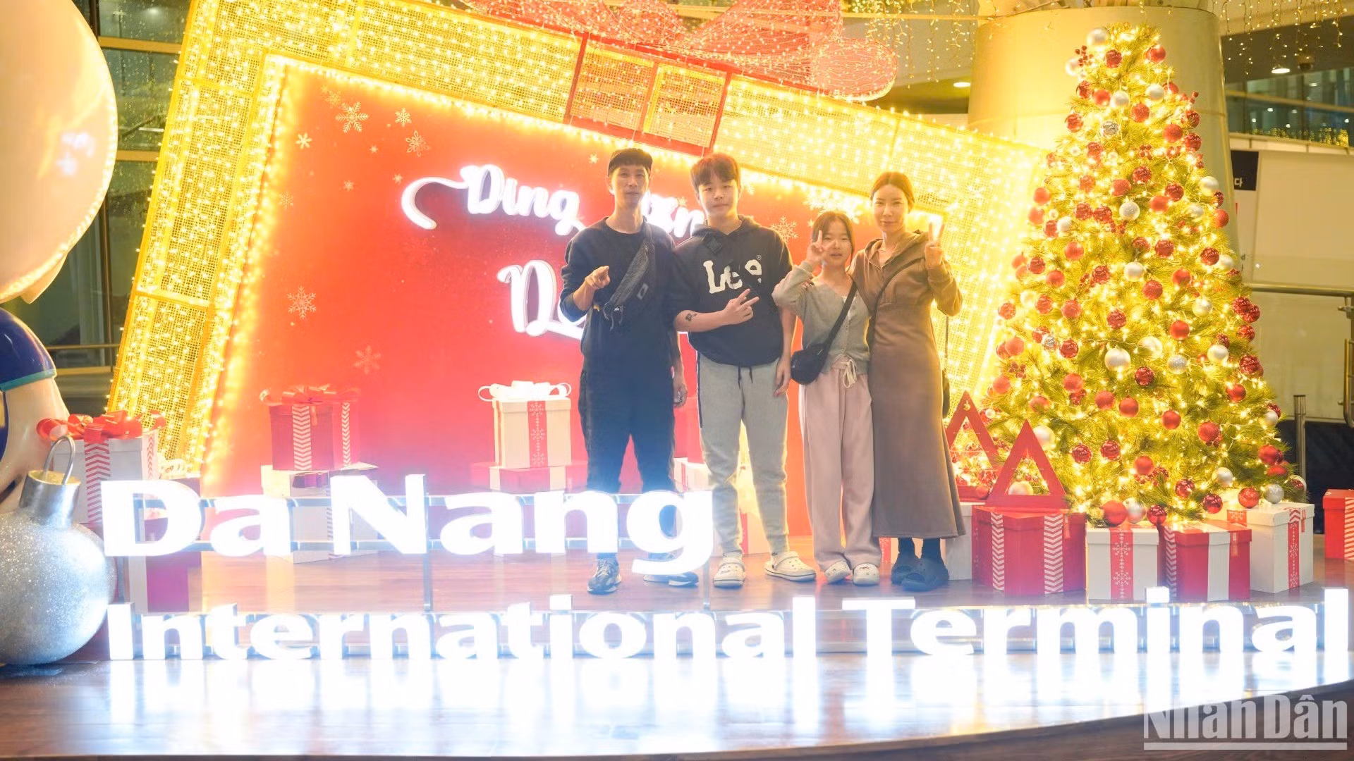 El aeródromo no es solo el punto de arranque para explorar la amigable, hospitalaria y hermosa ciudad de Da Nang, sino también un destino ideal para que los visitantes tomen las fotografías más bellas de la temporada navideña. El aeródromo no es solo el punto de arranque para explorar la amigable, hospitalaria y hermosa ciudad de Da Nang, sino también un destino ideal para que los visitantes tomen las fotografías más bellas de la temporada navideña.