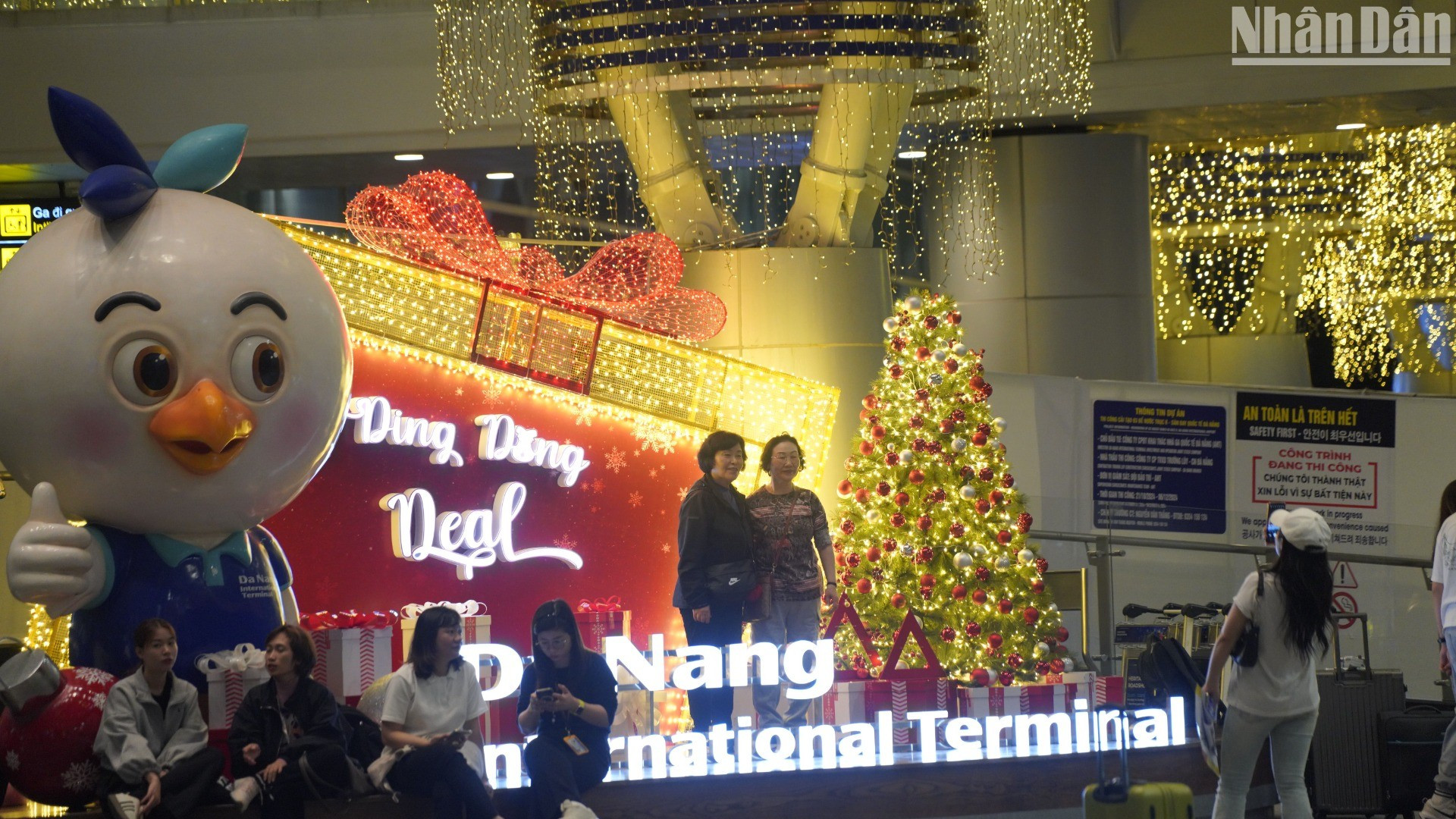 Los turistas extranjeros toman fotografías en las zonas decoradas con tanto gusto. Los turistas extranjeros toman fotografías en las zonas decoradas con tanto gusto.