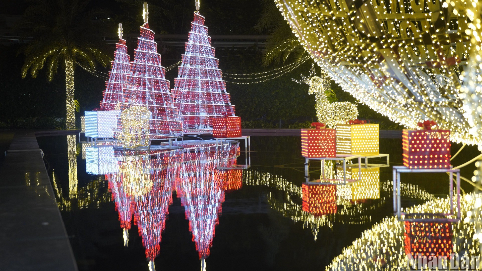 Los lugareños y los turistas quedan impresionados por el ambiente navideño. Los lugareños y los turistas quedan impresionados por el ambiente navideño.