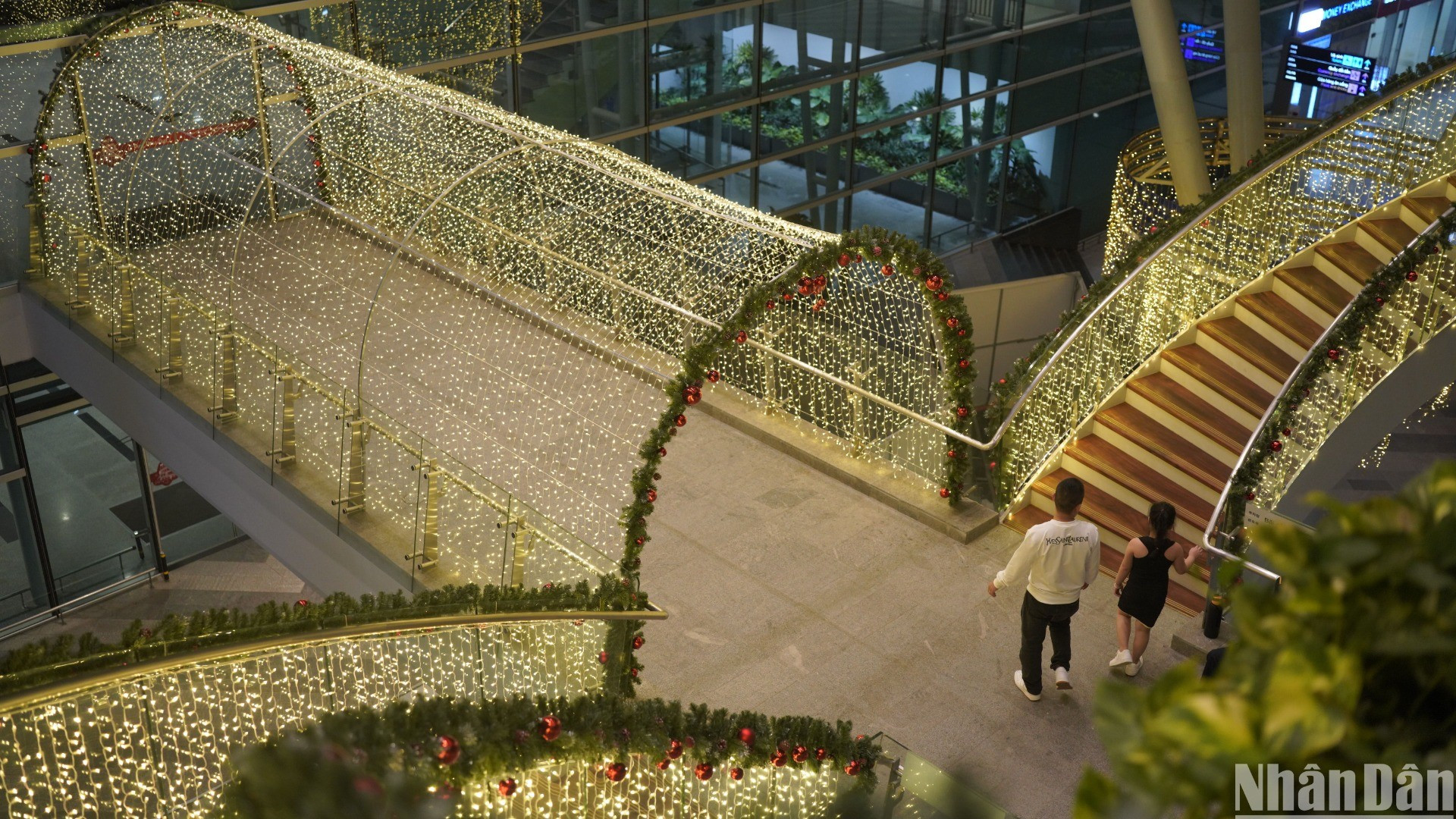 Un pasillo con una bonita iluminación en la Terminal Internacional T2 del aeropuerto. Un pasillo con una bonita iluminación en la Terminal Internacional T2 del aeropuerto.