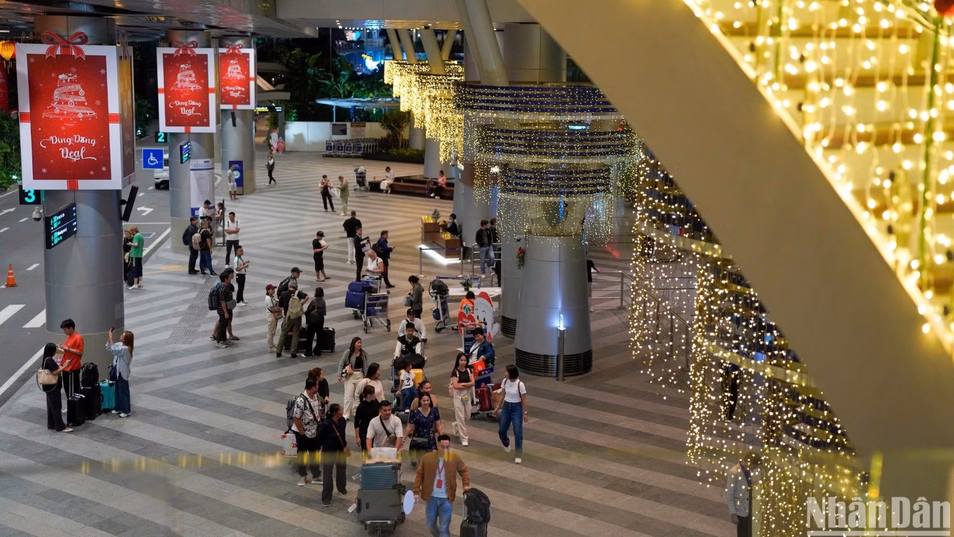 El Aeropuerto Internacional de Da Nang recibió más de 13,4 millones de pasajeros durante los primeros 10 meses de 2024, incluidos más de 6,2 millones internacionales y 7,2 millones nacionales, y obtuvo unos ingresos de alrededor de 64 millones de dólares. El Aeropuerto Internacional de Da Nang recibió más de 13,4 millones de pasajeros durante los primeros 10 meses de 2024, incluidos más de 6,2 millones internacionales y 7,2 millones nacionales, y obtuvo unos ingresos de alrededor de 64 millones de dólares.