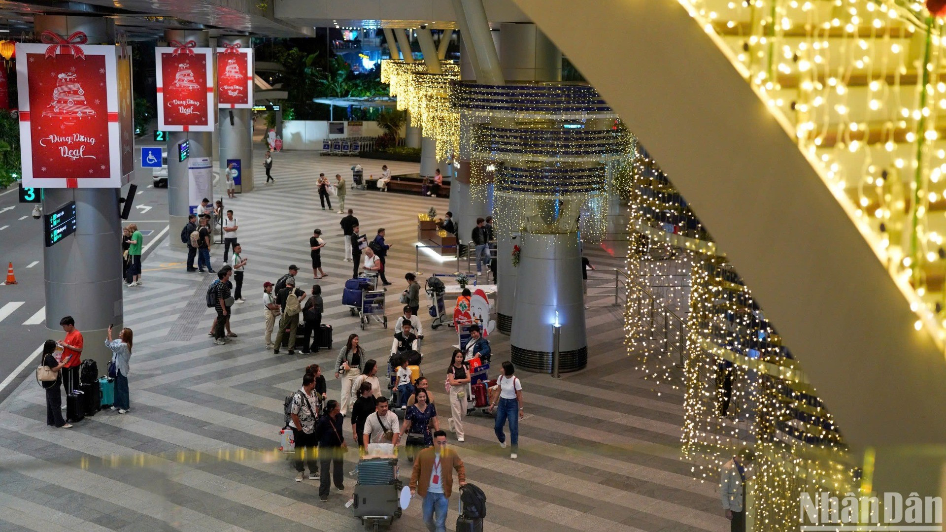 El Aeropuerto Internacional de Da Nang recibió más de 13,4 millones de pasajeros durante los primeros 10 meses de 2024, incluidos más de 6,2 millones internacionales y 7,2 millones nacionales, y obtuvo unos ingresos de alrededor de 64 millones de dólares. El Aeropuerto Internacional de Da Nang recibió más de 13,4 millones de pasajeros durante los primeros 10 meses de 2024, incluidos más de 6,2 millones internacionales y 7,2 millones nacionales, y obtuvo unos ingresos de alrededor de 64 millones de dólares.