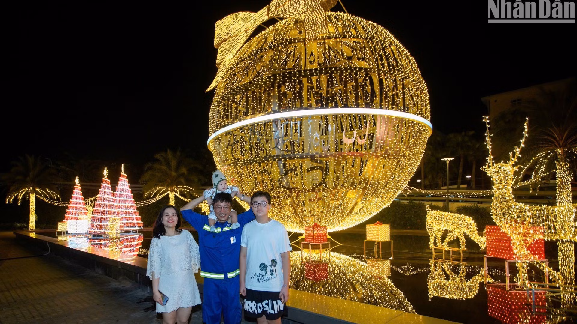 La familia de Nguyen Thi Thuy Linh, residente en el distrito de Lien Chieu, en la ciudad de Da Nang, se hace fotos de recuerdo frente a la puerta de la Terminal T2.