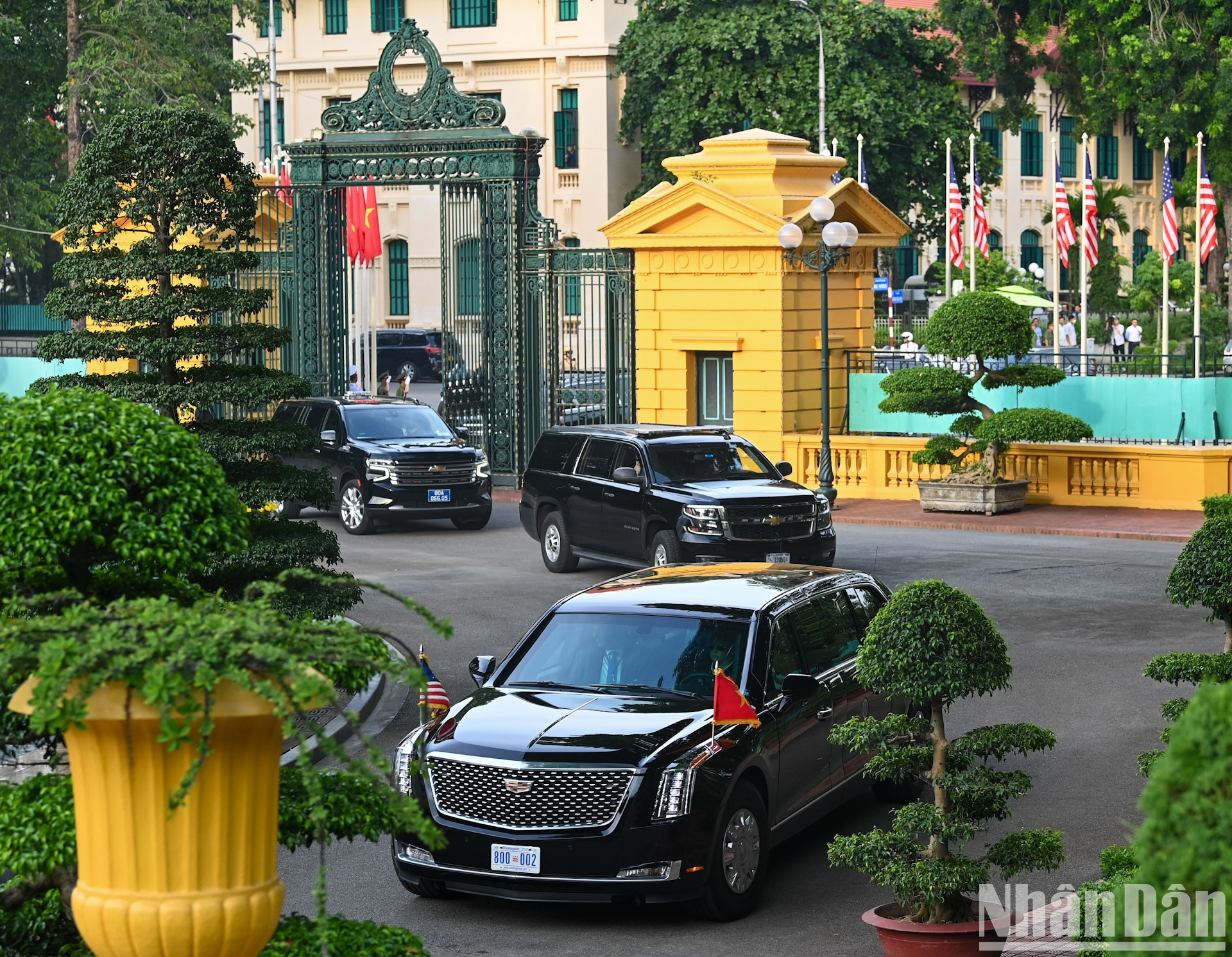 El presidente de Estados Unidos, Joe Biden, y su comitiva llegan al Palacio Presidencial.