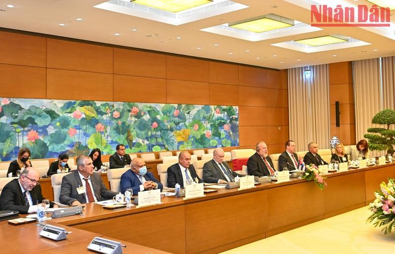 Manuel Marrero Cruz y miembros de la delegación cubana.