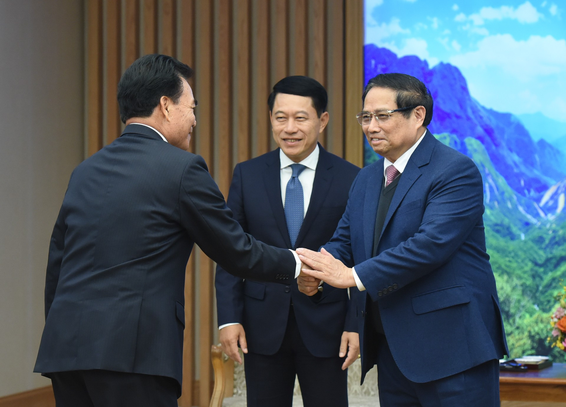 El dirigente vietnamita da bienvenida a los delegados laosianos. El dirigente vietnamita da bienvenida a los delegados laosianos.
