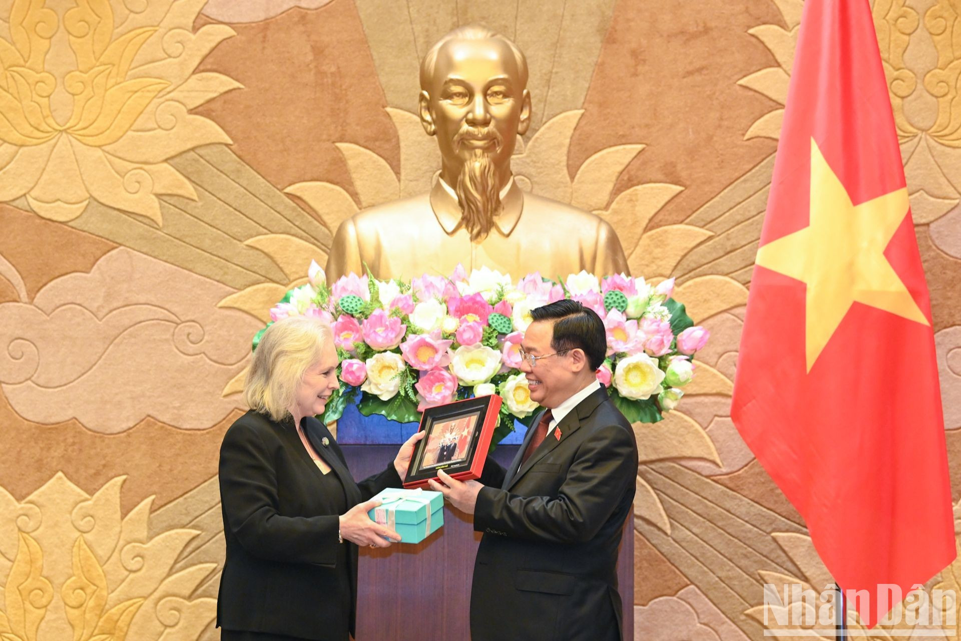 Titular legislativo de Vietnam entrega un obsequio de recuerdo a la visistante estadounidense. Titular legislativo de Vietnam entrega un obsequio de recuerdo a la visistante estadounidense.