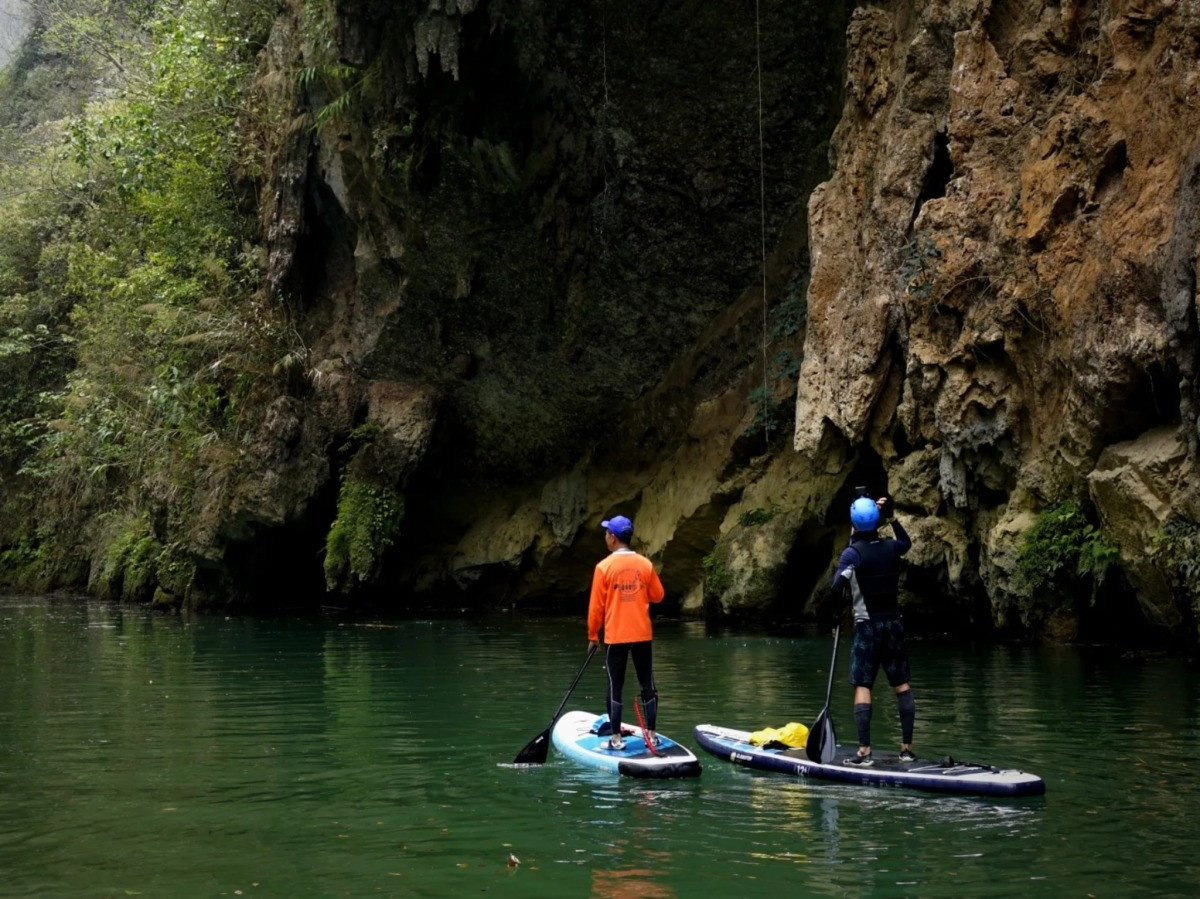 Le Duc Trung, un turista de Hanói, compartió que él y sus compañeros remaron en SUP para disfrutar del saludable y majestuoso paisaje del noreste. Le Duc Trung, un turista de Hanói, compartió que él y sus compañeros remaron en SUP para disfrutar del saludable y majestuoso paisaje del noreste.