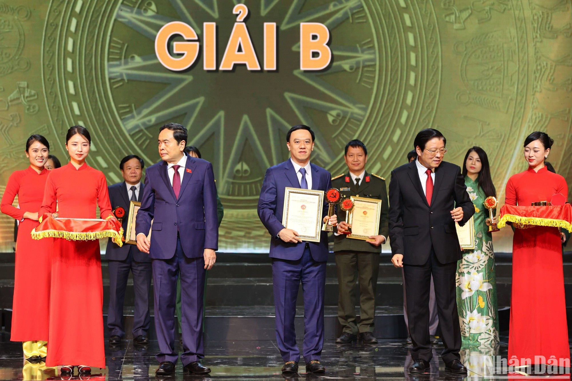El vicepresidente permanente de la Asamblea Nacional, Tran Thanh Man, y el jefe de la Comisión de Asuntos Internos del Comité Central del PCV, Phan Dinh Trac, entregan el premio B al periódico Nhan Dan. El vicepresidente permanente de la Asamblea Nacional, Tran Thanh Man, y el jefe de la Comisión de Asuntos Internos del Comité Central del PCV, Phan Dinh Trac, entregan el premio B al periódico Nhan Dan.