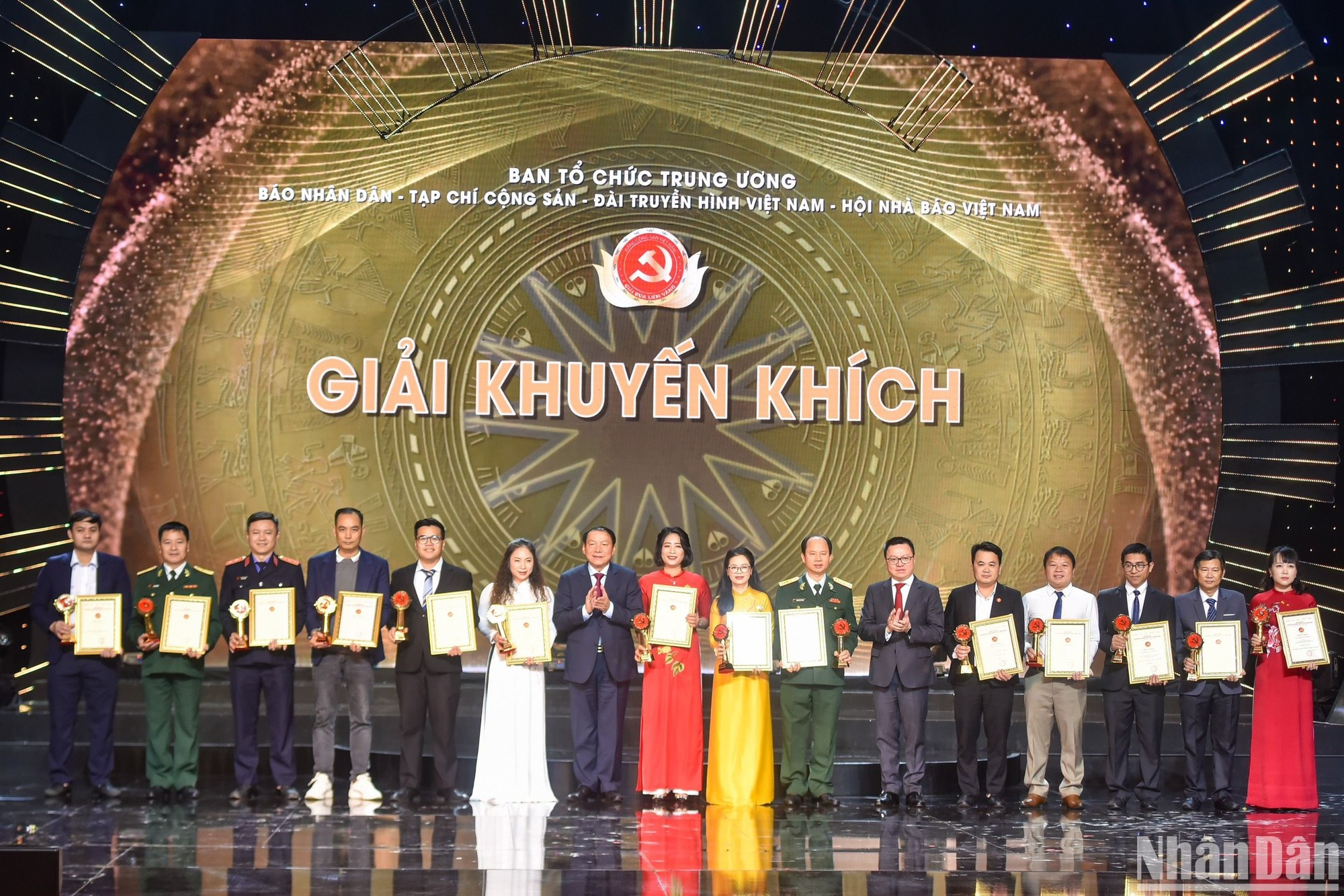 El ministro de Cultura, Deportes y Turismo, Nguyen Van Hung, y el presidente-editor del periódico Nhan Dan, presidente de la Asociación de Periodistas de Vietnam, Le Quoc Minh, otorgan premios de consolación a los ganadores. El ministro de Cultura, Deportes y Turismo, Nguyen Van Hung, y el presidente-editor del periódico Nhan Dan, presidente de la Asociación de Periodistas de Vietnam, Le Quoc Minh, otorgan premios de consolación a los ganadores.