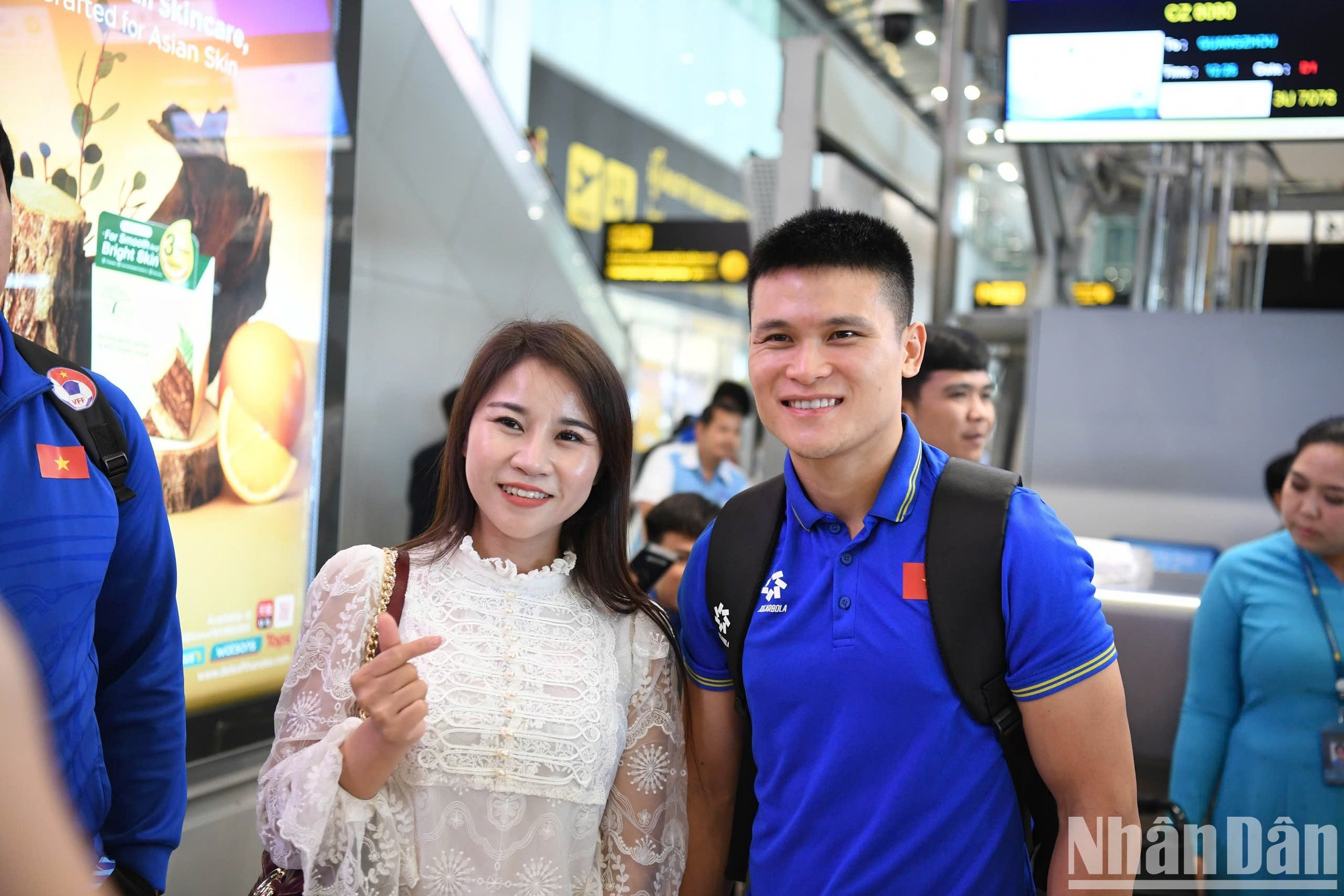 Los aficionados se hacen fotos con el delantero Tuan Hai. Los aficionados se hacen fotos con el delantero Tuan Hai.