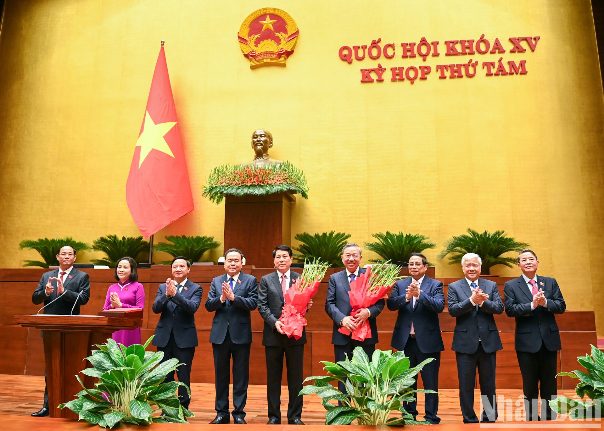 El primer ministro, Pham Minh Chinh; el titular de la Asamblea Nacional, Tran Thanh Man; el presidente del Comité Central del Frente de la Patria, Do Van Chien y los vicepresidentes de la Asamblea Nacional entregan flores para felicitar a Luong Cuong. El primer ministro, Pham Minh Chinh; el titular de la Asamblea Nacional, Tran Thanh Man; el presidente del Comité Central del Frente de la Patria, Do Van Chien y los vicepresidentes de la Asamblea Nacional entregan flores para felicitar a Luong Cuong.