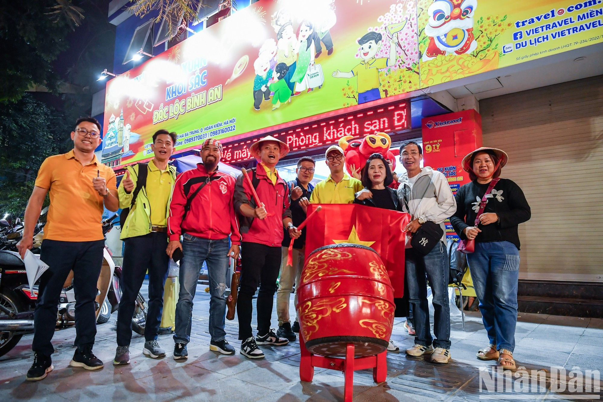 Los aficionados, que han preparado tambores y banderas nacionales, despegan desde el aeropuerto internacional de Noi Bai, en Hanói. Los aficionados, que han preparado tambores y banderas nacionales, despegan desde el aeropuerto internacional de Noi Bai, en Hanói.