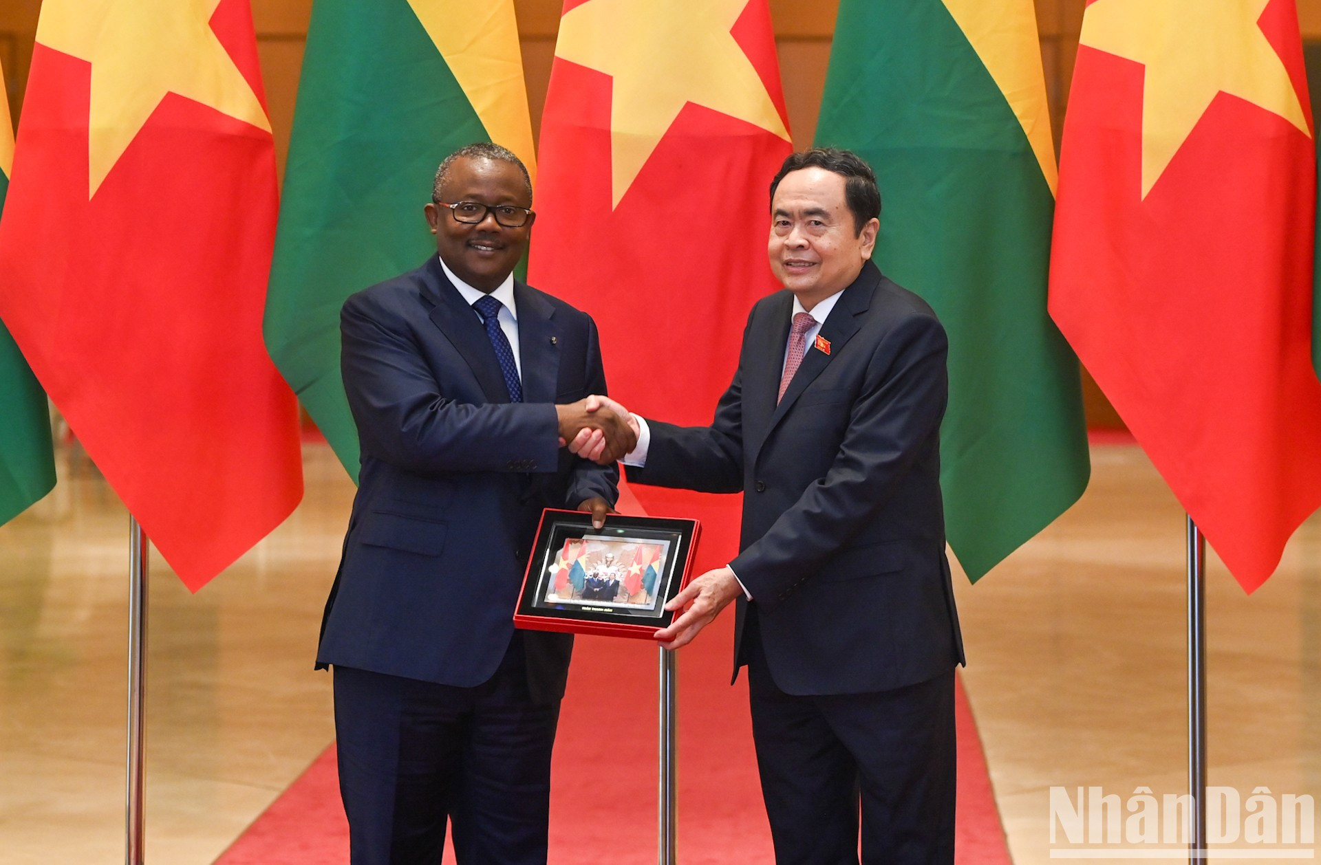 Thanh Man entrega un regalo de recuerdo al visitante bisauguineano. Thanh Man entrega un regalo de recuerdo al visitante bisauguineano.