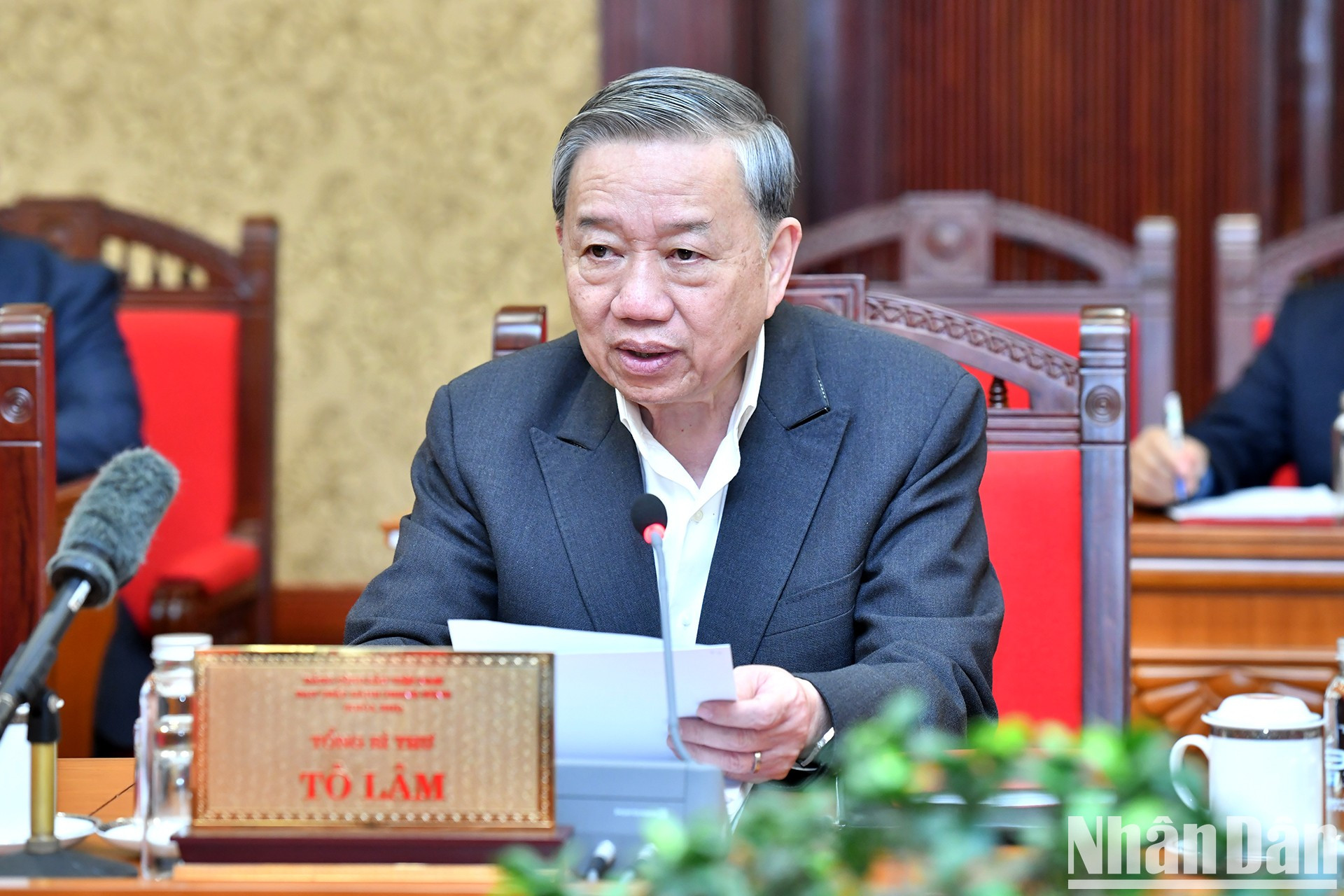 To Lam habla en el evento.