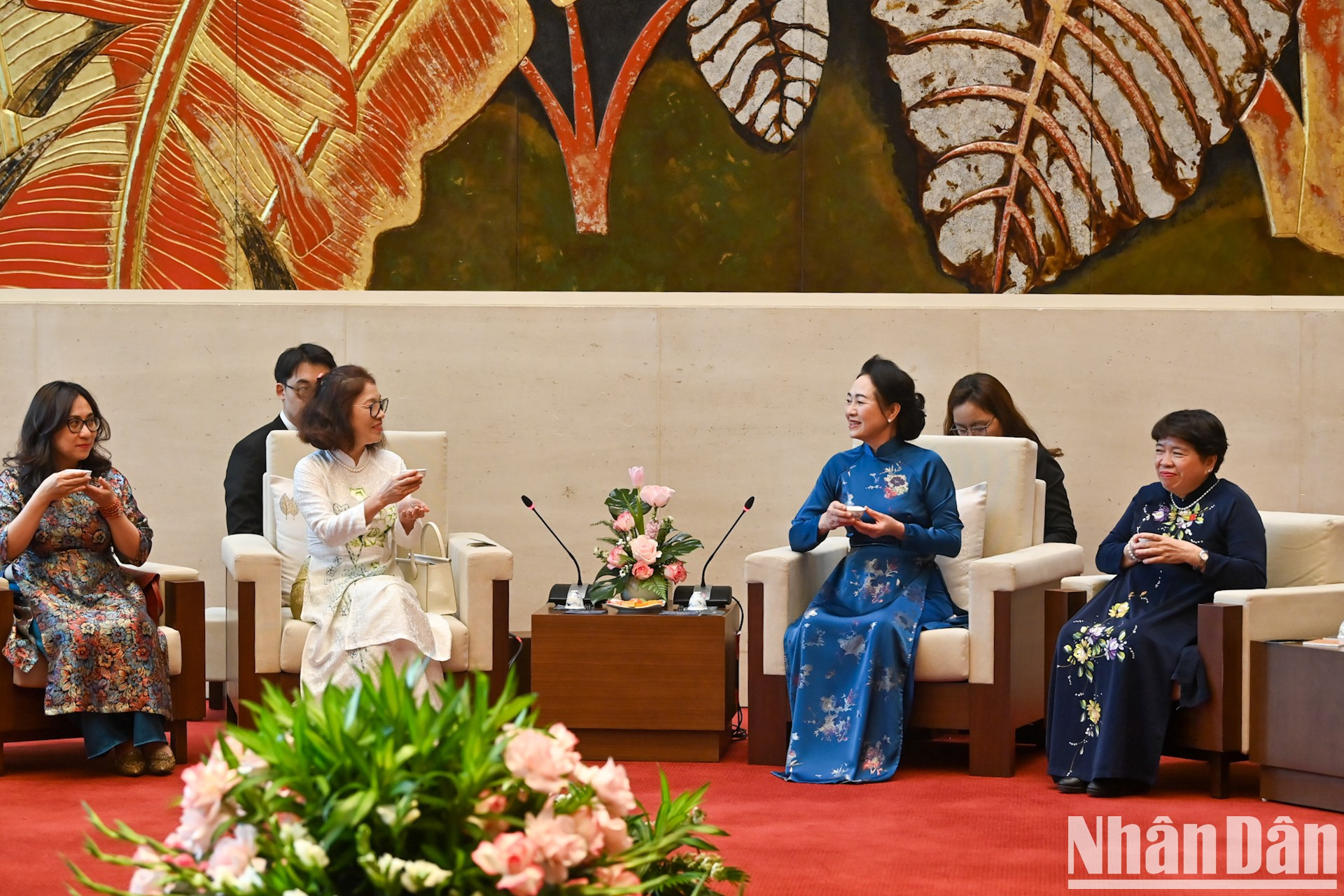 Las damas disfrutan de té.