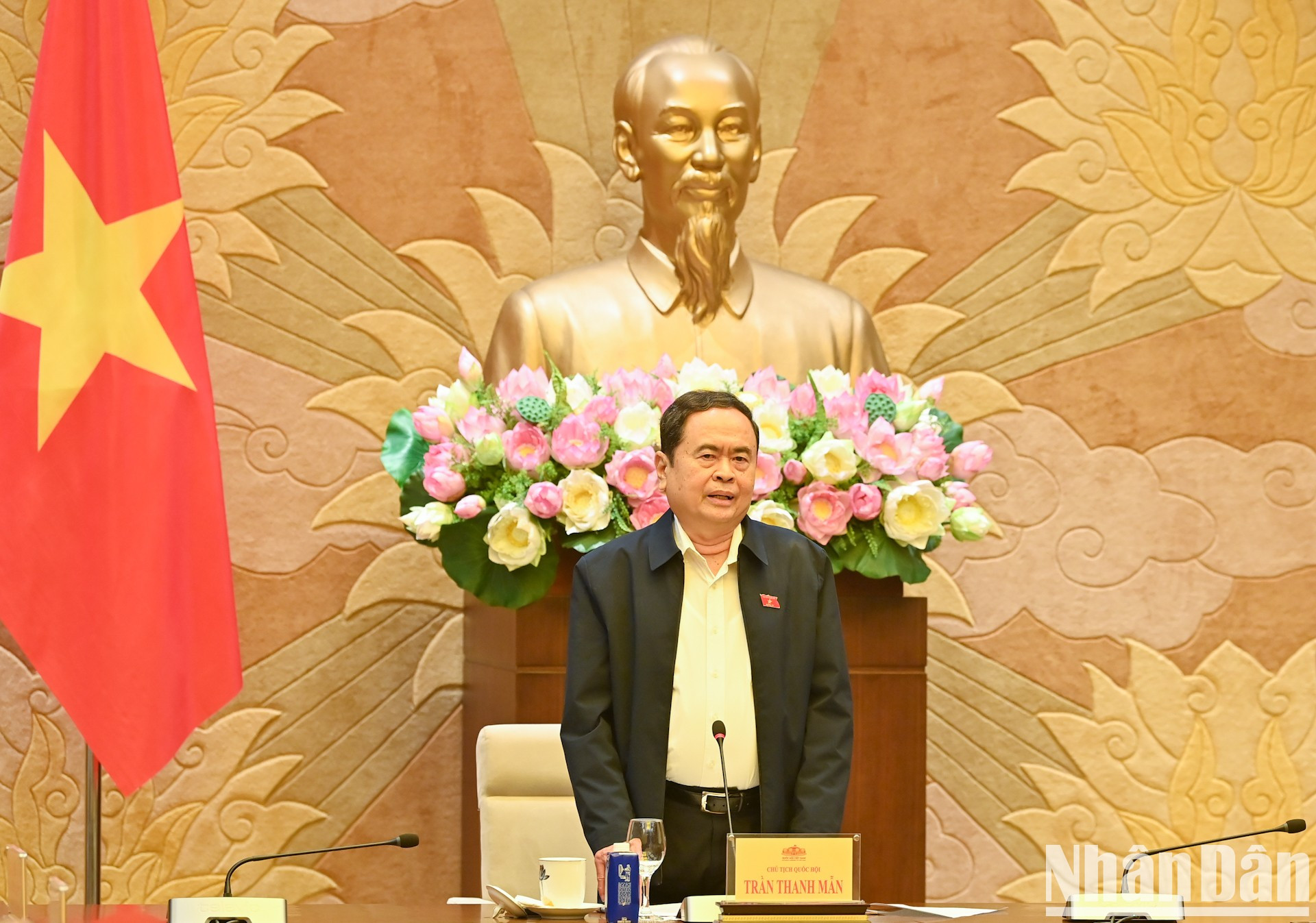 Thanh Man habla en el evento.