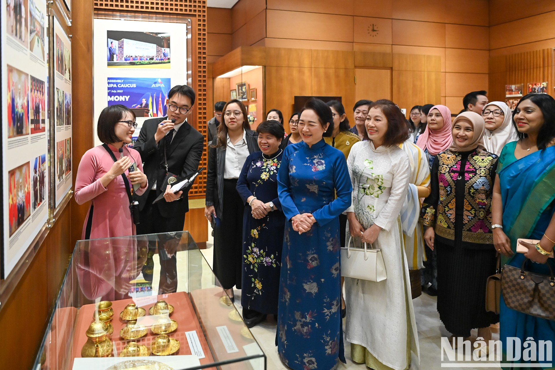 Las delegadas visitan la sala memorial de la Asamblea Nacional de Vietnam.