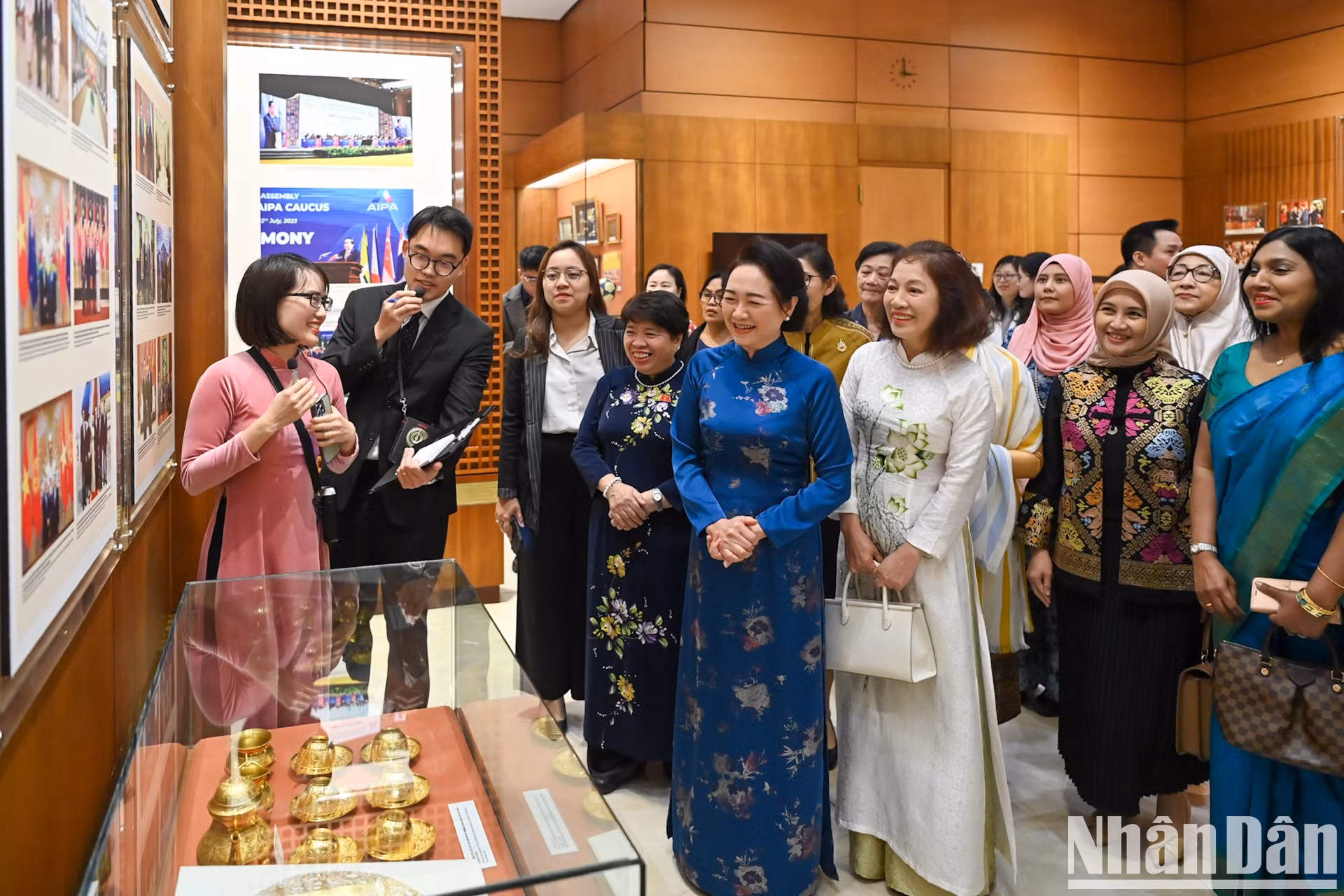 Las delegadas visitan la sala memorial de la Asamblea Nacional de Vietnam.