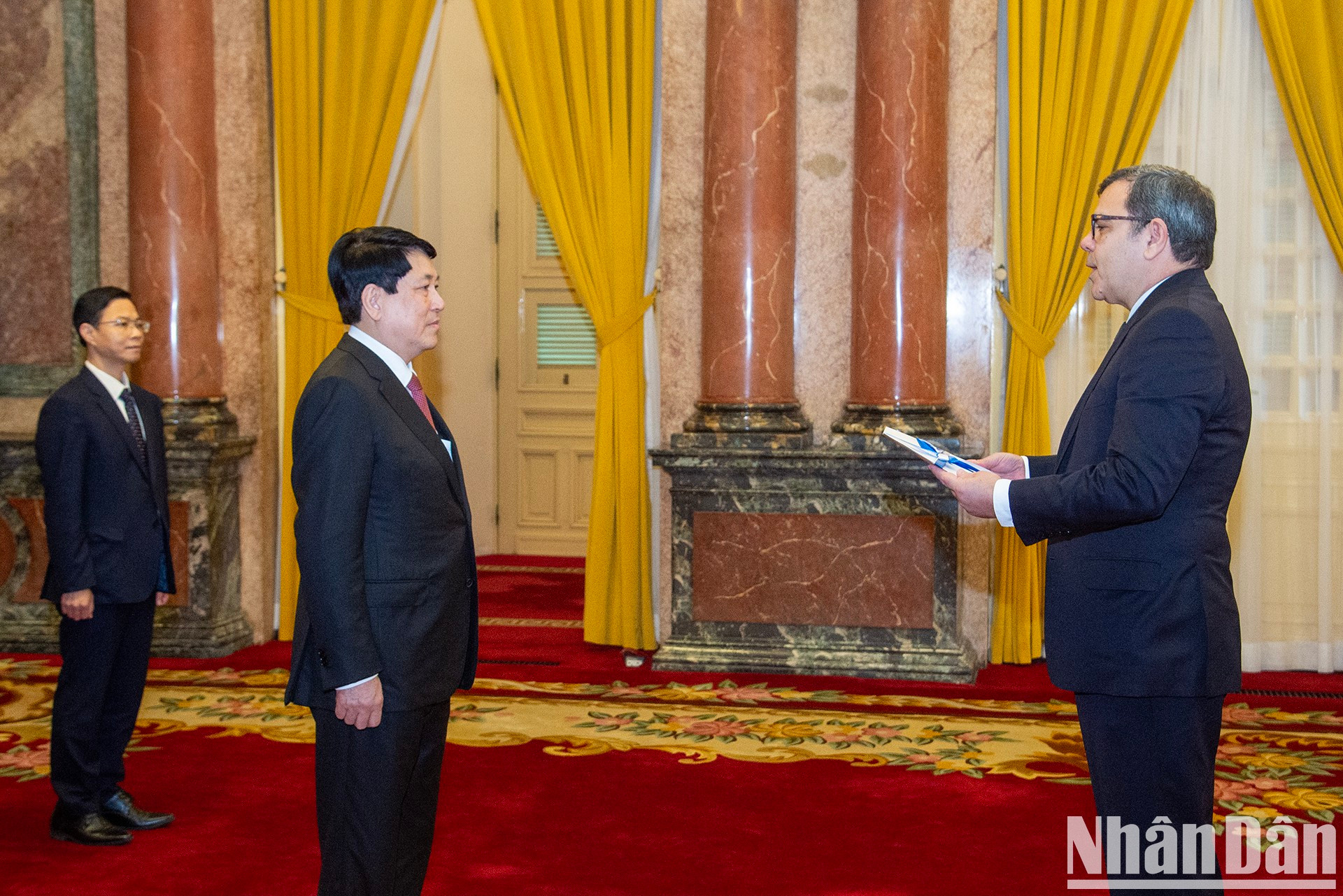 El diplomático griego presenta sus cartas credenciales. El diplomático griego presenta sus cartas credenciales.