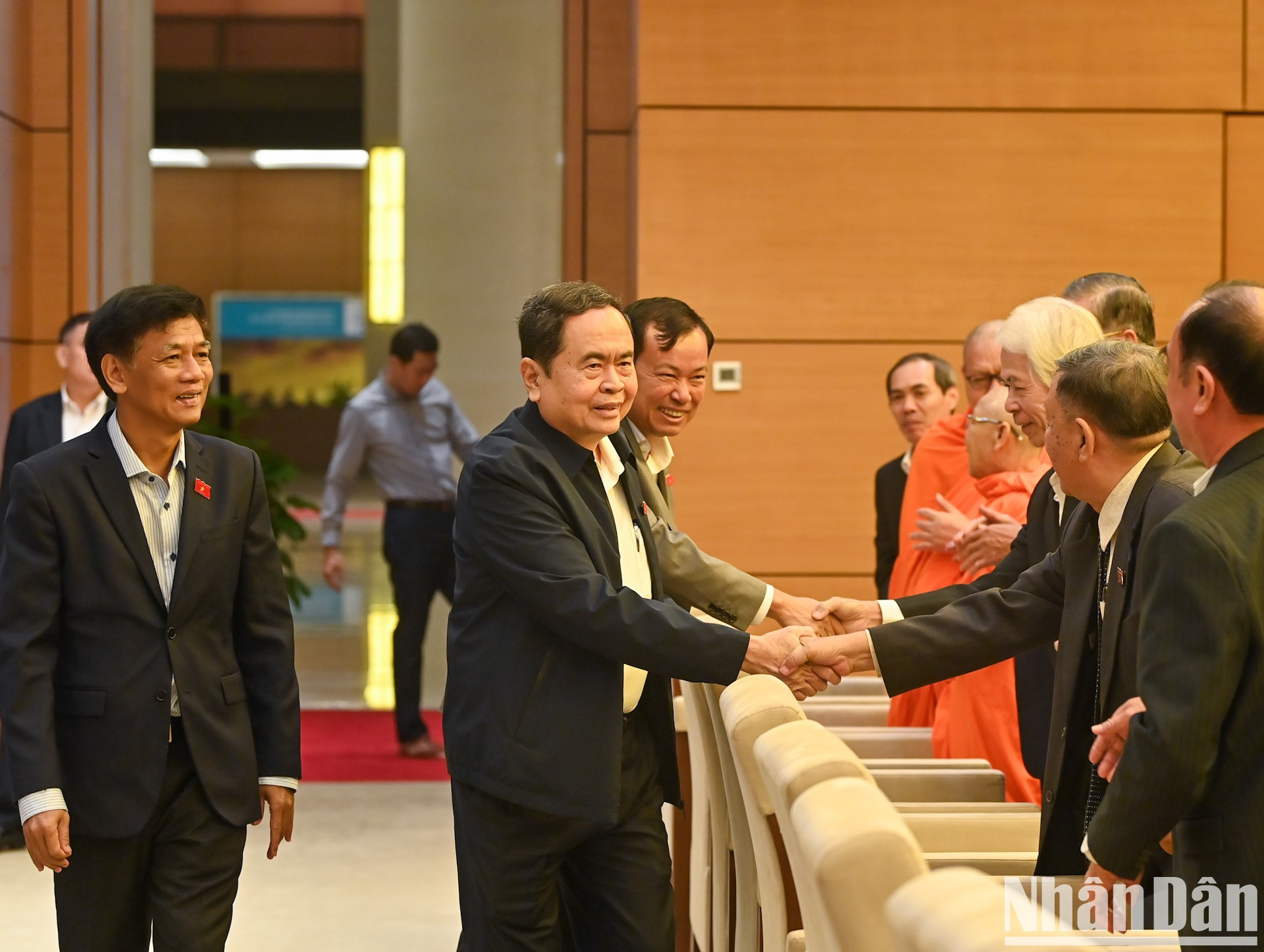 El presidente de la Asamblea Nacional, Tran Thanh Man, con los diputados de Soc Trang.