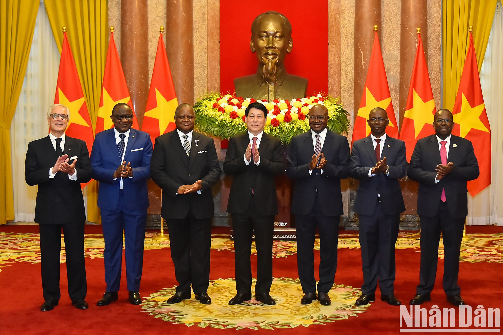 Luong Cuong y los embajadores. Luong Cuong y los embajadores.