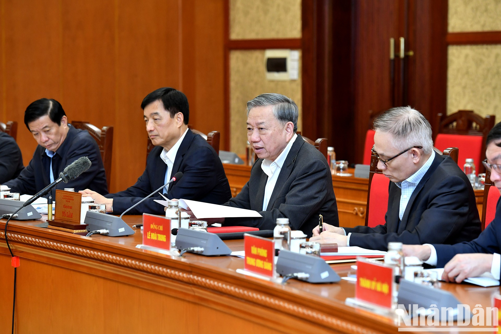 El secretario general del PCV, To Lam, habla en el evento.