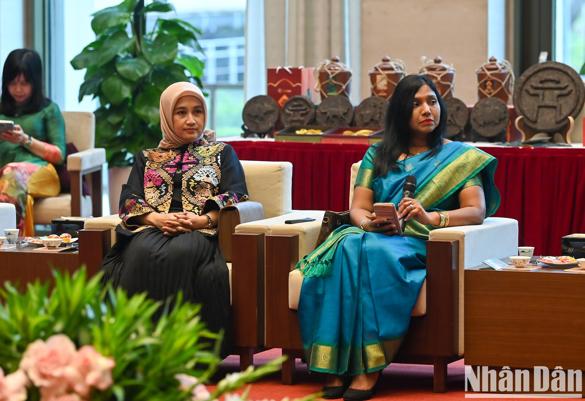 La esposa del embajador de Singapur en Hanói habla en la recepción.