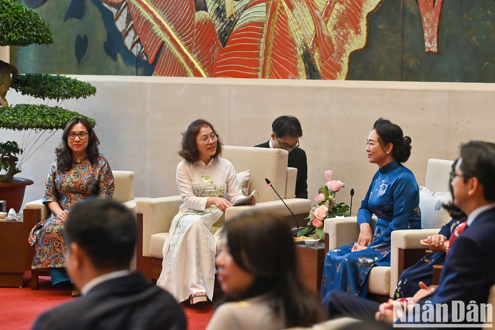 Vu Thi Bich Ngoc, esposa del viceprimer ministro y canciller vietnamita, habla en el evento.