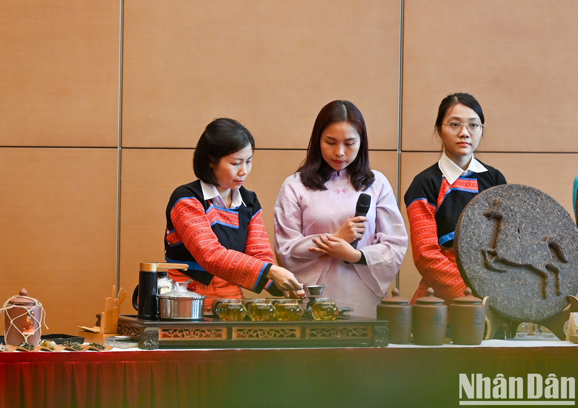 La artesana de la compañía de té y especialidades del Noroeste prepara té para las delegadas.