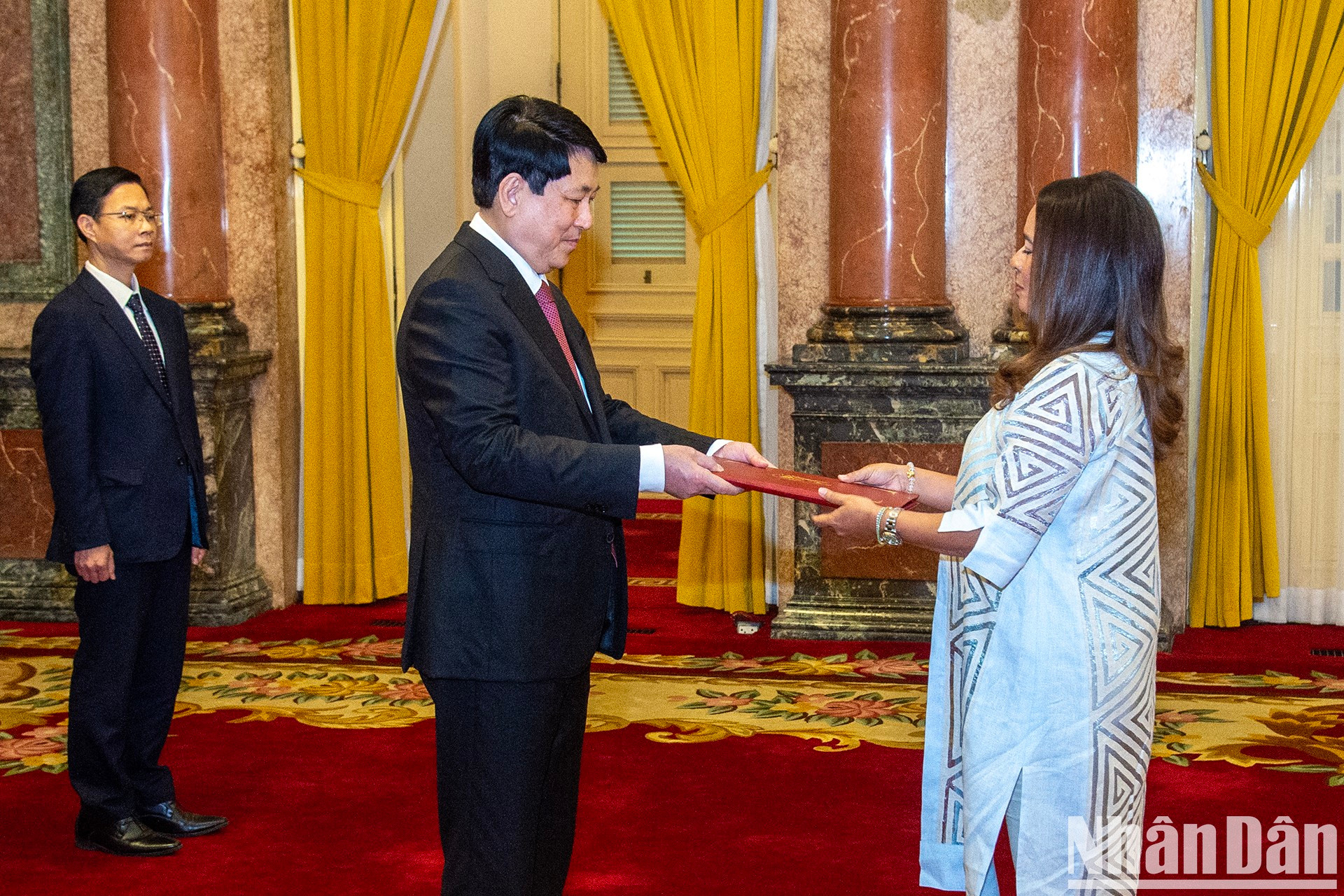 El presidente Luong Cuong recibe las cartas credenciales de la embajadora de Panamá, Nubiela Yanarith Ayala Modes. El presidente Luong Cuong recibe las cartas credenciales de la embajadora de Panamá, Nubiela Yanarith Ayala Modes.