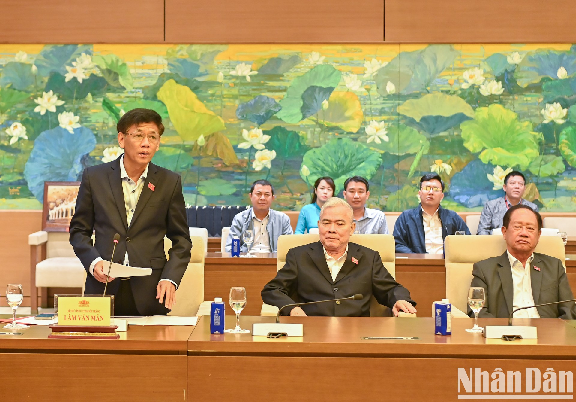 El secretario del Comité del Partido y jefe de la delegación de la Asamblea Nacional de Soc Trang, Lam Van Man, habla en la reunión.
