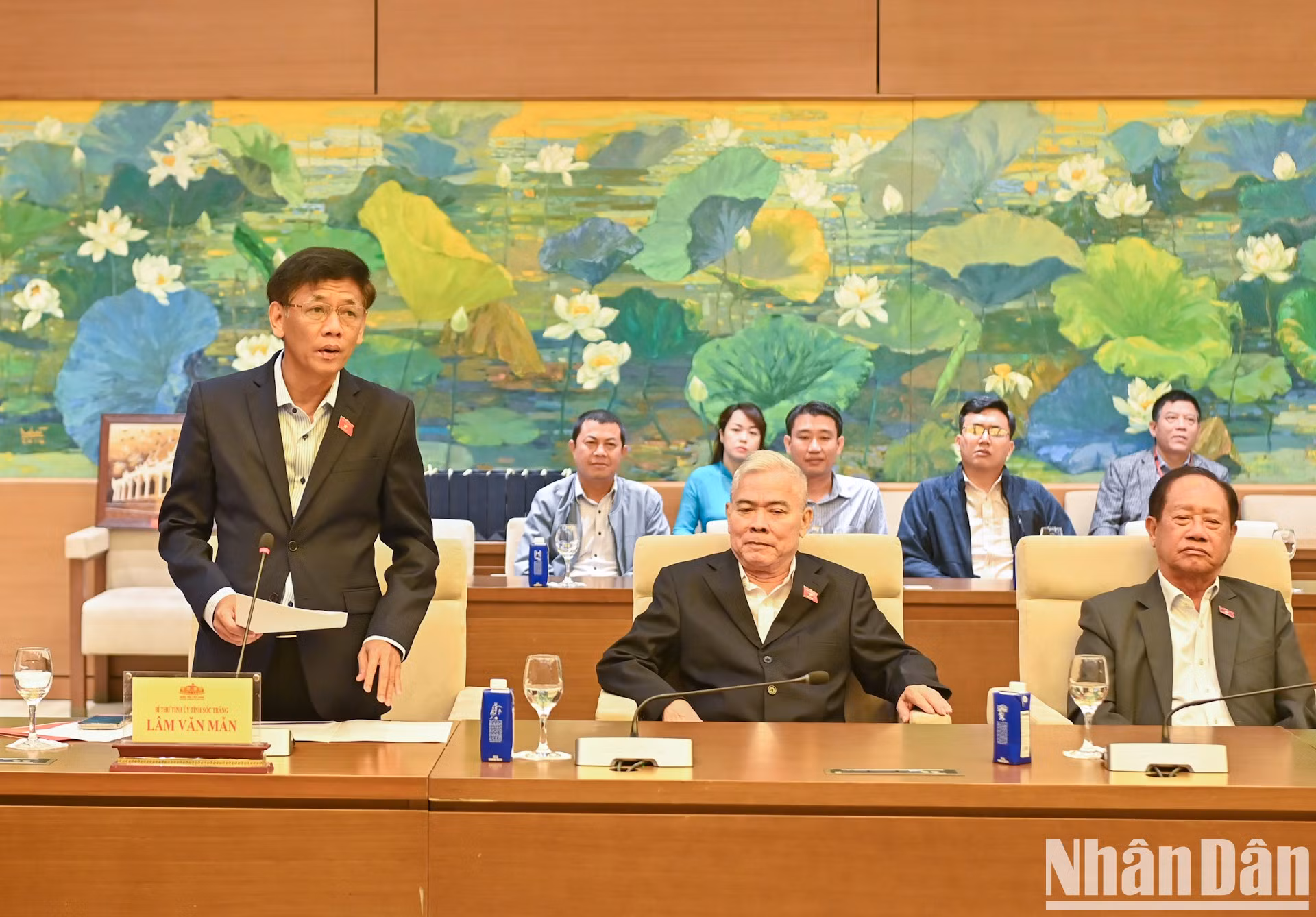 El secretario del Comité del Partido y jefe de la delegación de la Asamblea Nacional de Soc Trang, Lam Van Man, habla en la reunión.