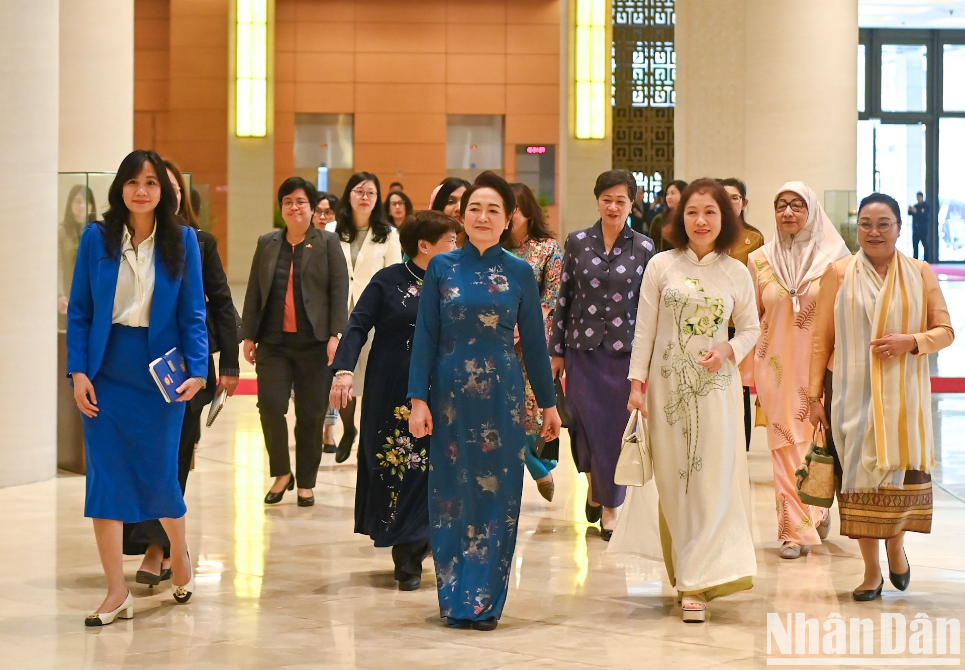 Nguyen Thi Thanh Nga, esposa del presidente de la Asamblea Nacional de Vietnam, y las delegadas.