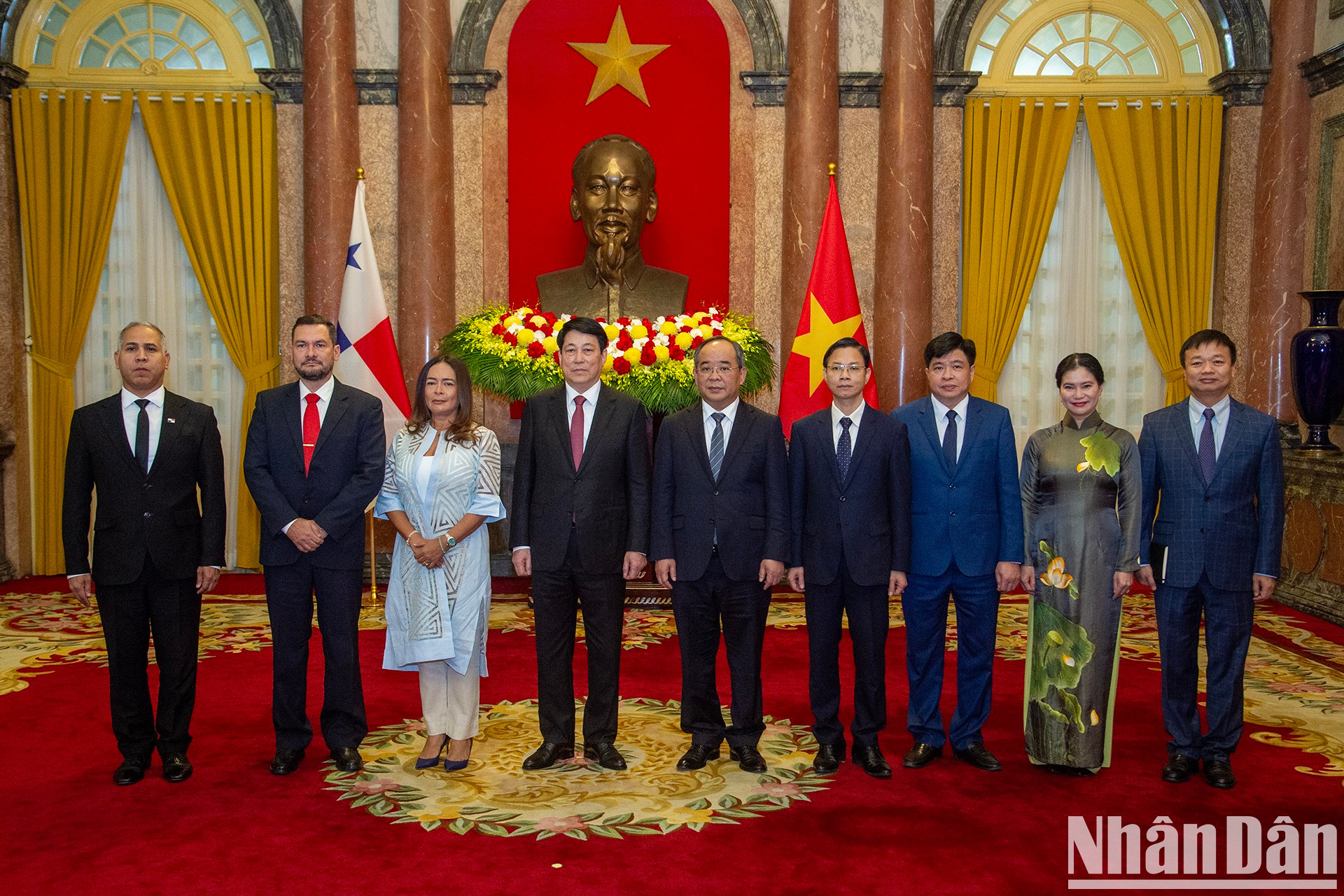 Luong Cuong, Nubiela Yanarith Ayala Modes y los funcionarios vietnamitas y panameños en la ceremonia. Luong Cuong, Nubiela Yanarith Ayala Modes y los funcionarios vietnamitas y panameños en la ceremonia.
