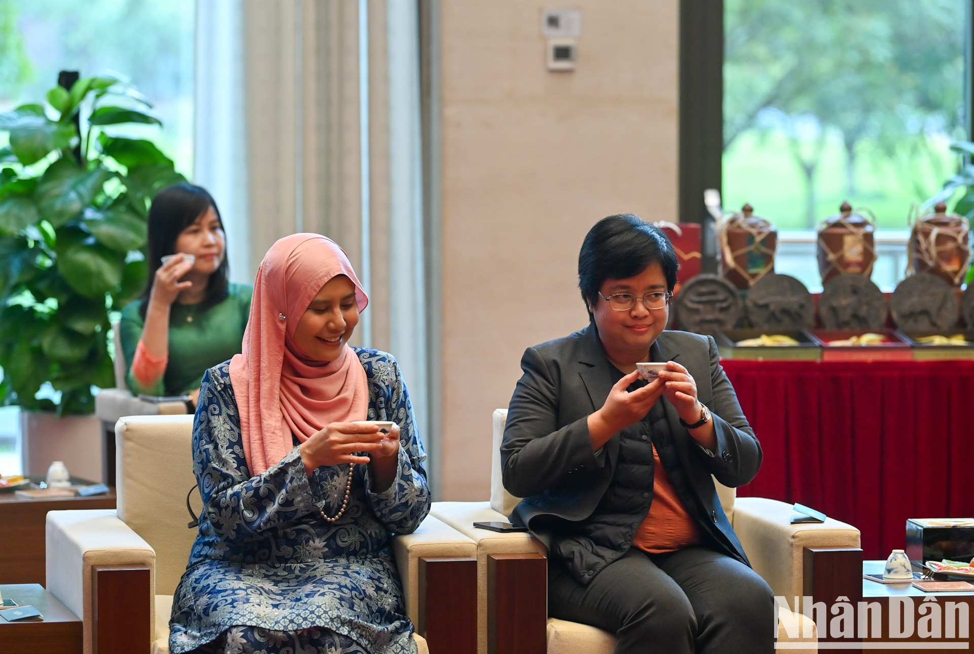 Las invitadas disfrutan de té.