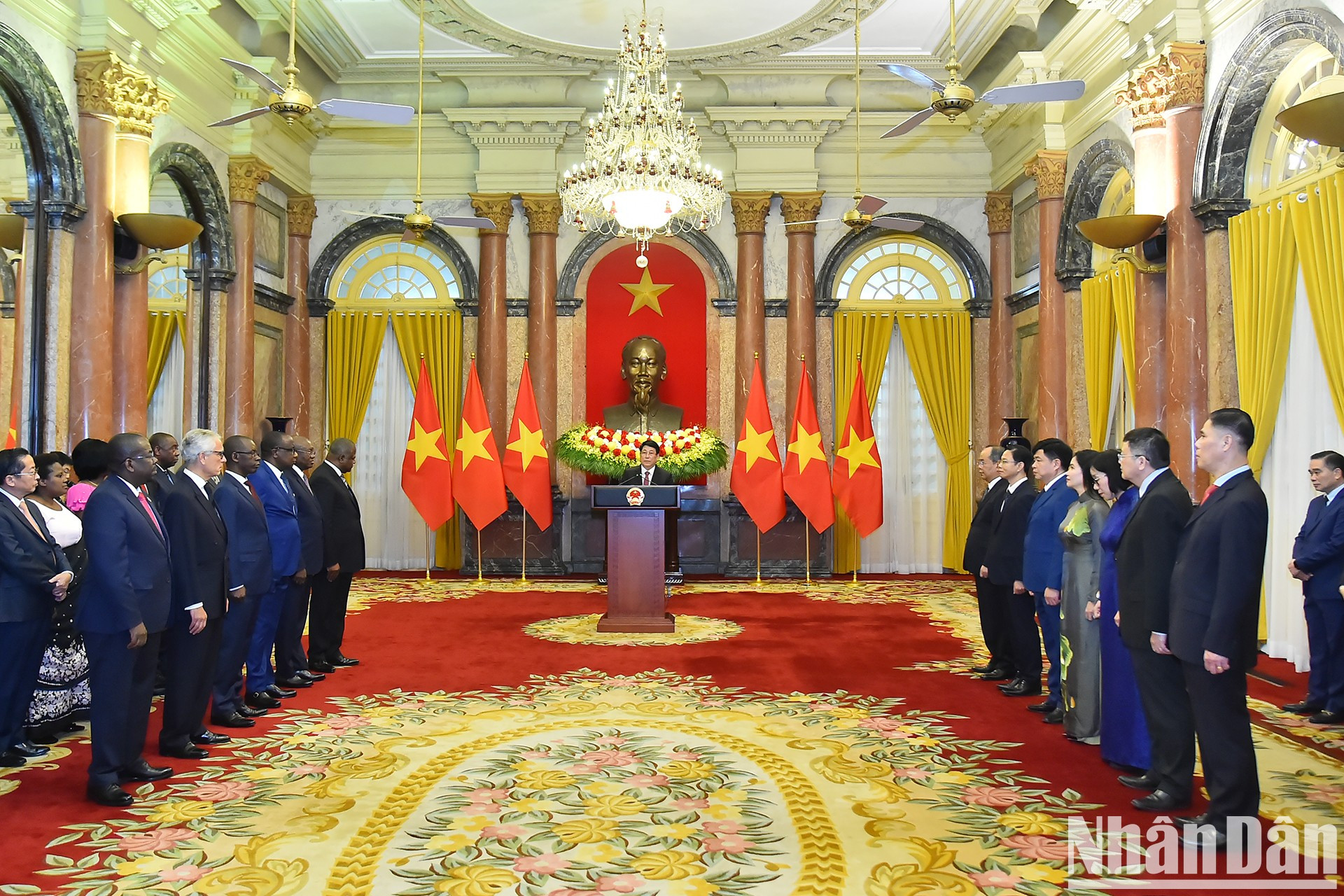 El presidente vietnamita también recibe a los embajadores concurrentes de la República de Liberia, la República Democrática del Congo, la República del Congo, la República de Burundi, la República de Portugal y la República Unida de Tanzania, quienes le presentan sus cartas credenciales. El presidente vietnamita también recibe a los embajadores concurrentes de la República de Liberia, la República Democrática del Congo, la República del Congo, la República de Burundi, la República de Portugal y la República Unida de Tanzania, quienes le presentan sus cartas credenciales.
