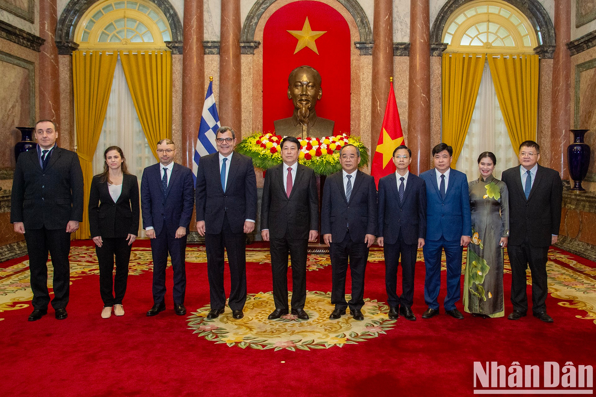 Luong Cuong, Antonios Papakostas y funcionarios vietnamitas y griegos en la reunión. Luong Cuong, Antonios Papakostas y funcionarios vietnamitas y griegos en la reunión.